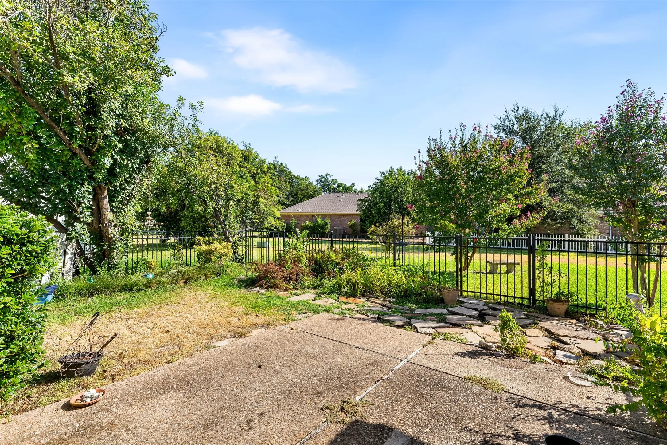 Single Family Residence For Sale in Mc Lennan County , 2825 Chimney Hill Drive, Waco, Texas 76708, 3 Bedroom, 2 Bathroom, 2 Garage spaces, 2,087 Sqft, built in 1980, mls#21343344, Real Estate Agent in Waco, Homes For Sale in Mc Lennan county, Homes For Sale in Waco, Realtor in Waco Texas, Real Estate Brokerage Independent Realty Texas, Luminita Cordes Realtor