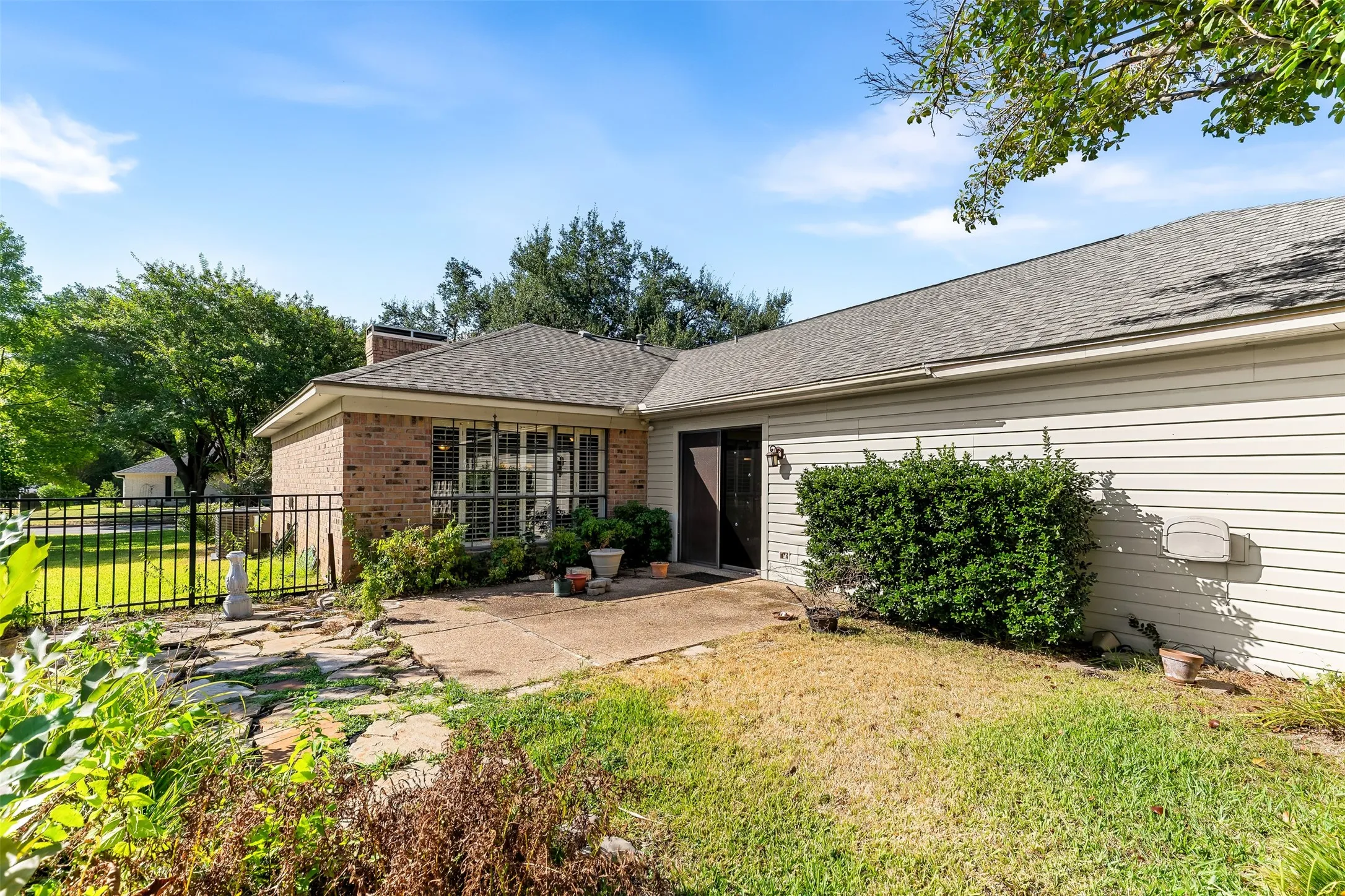 Single Family Residence For Sale in Mc Lennan County , 2825 Chimney Hill Drive, Waco, Texas 76708, 3 Bedroom, 2 Bathroom, 2 Garage spaces, 2,087 Sqft, built in 1980, mls#21343344, Real Estate Agent in Waco, Homes For Sale in Mc Lennan county, Homes For Sale in Waco, Realtor in Waco Texas, Real Estate Brokerage Independent Realty Texas, Luminita Cordes Realtor