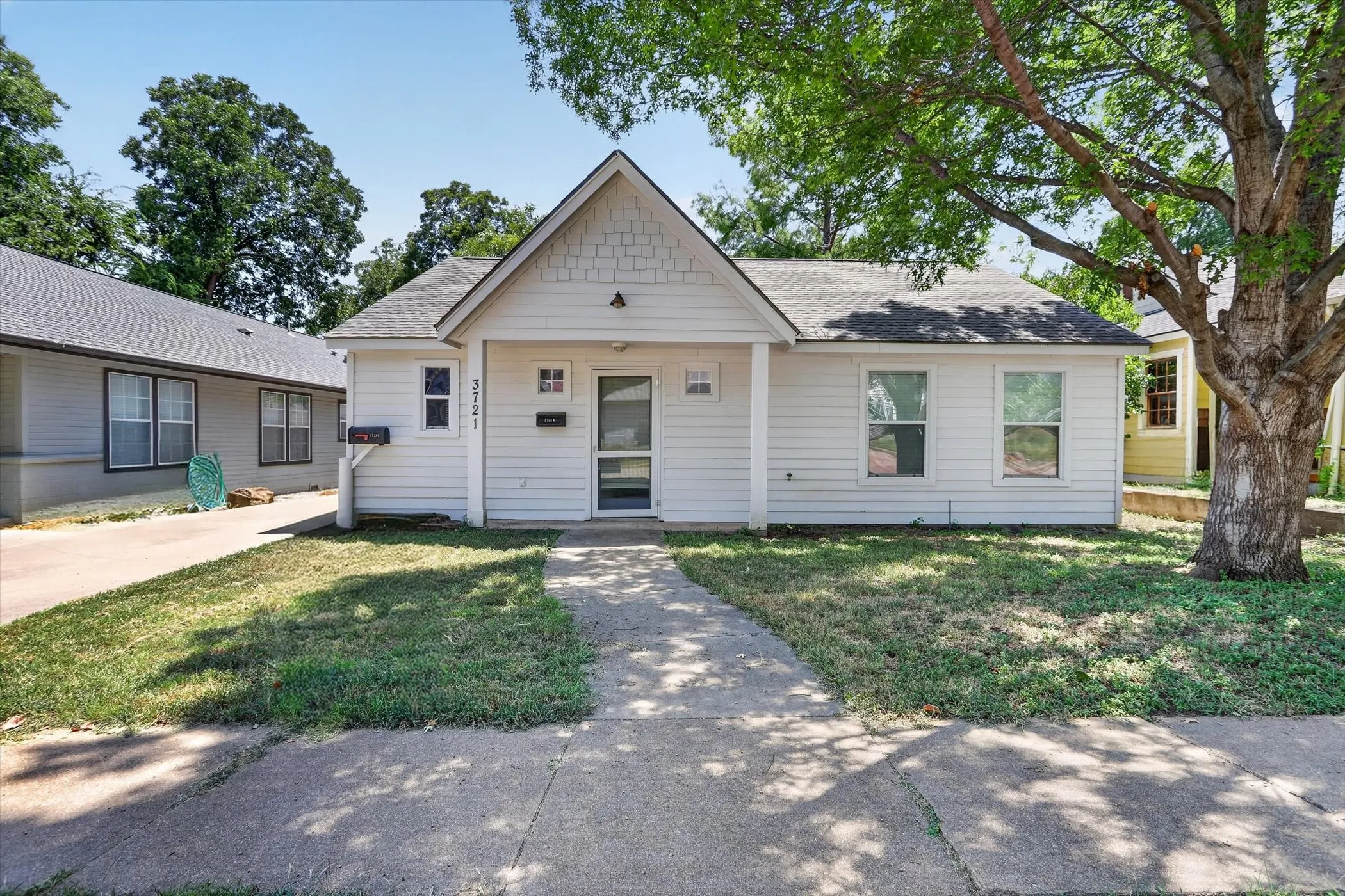 Single Family Residence For Sale in Tarrant County , 3721 El Campo Avenue, Fort Worth, Texas 76107, 3 Bedrooms, 3 Bathrooms, 3 Garage spaces, 1,700 Sqft, built in 2001, Price $599,000, mls#21331224, Real Estate Agent in Fort Worth, Homes For Sale in Tarrant county, Homes For Sale in Fort Worth, Realtor in Fort Worth Texas, Real Estate Brokerage Independent Realty Texas, Luminita Cordes Realtor