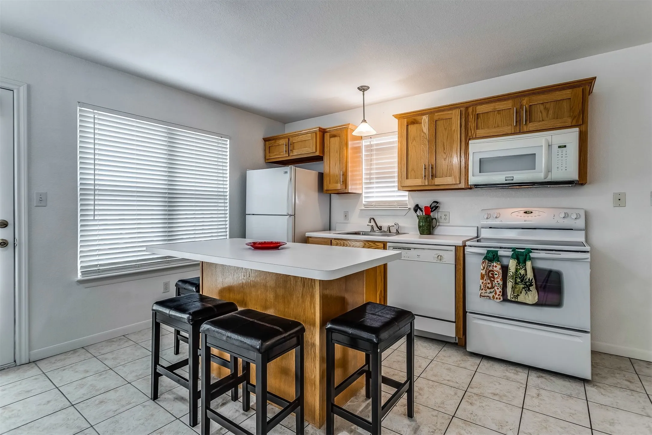 Single Family Residence For Sale in Tarrant County , 3721 El Campo Avenue, Fort Worth, Texas 76107, 3 Bedrooms, 3 Bathrooms, 3 Garage spaces, 1,700 Sqft, built in 2001, Price $599,000, mls#21331224, Real Estate Agent in Fort Worth, Homes For Sale in Tarrant county, Homes For Sale in Fort Worth, Realtor in Fort Worth Texas, Real Estate Brokerage Independent Realty Texas, Luminita Cordes Realtor