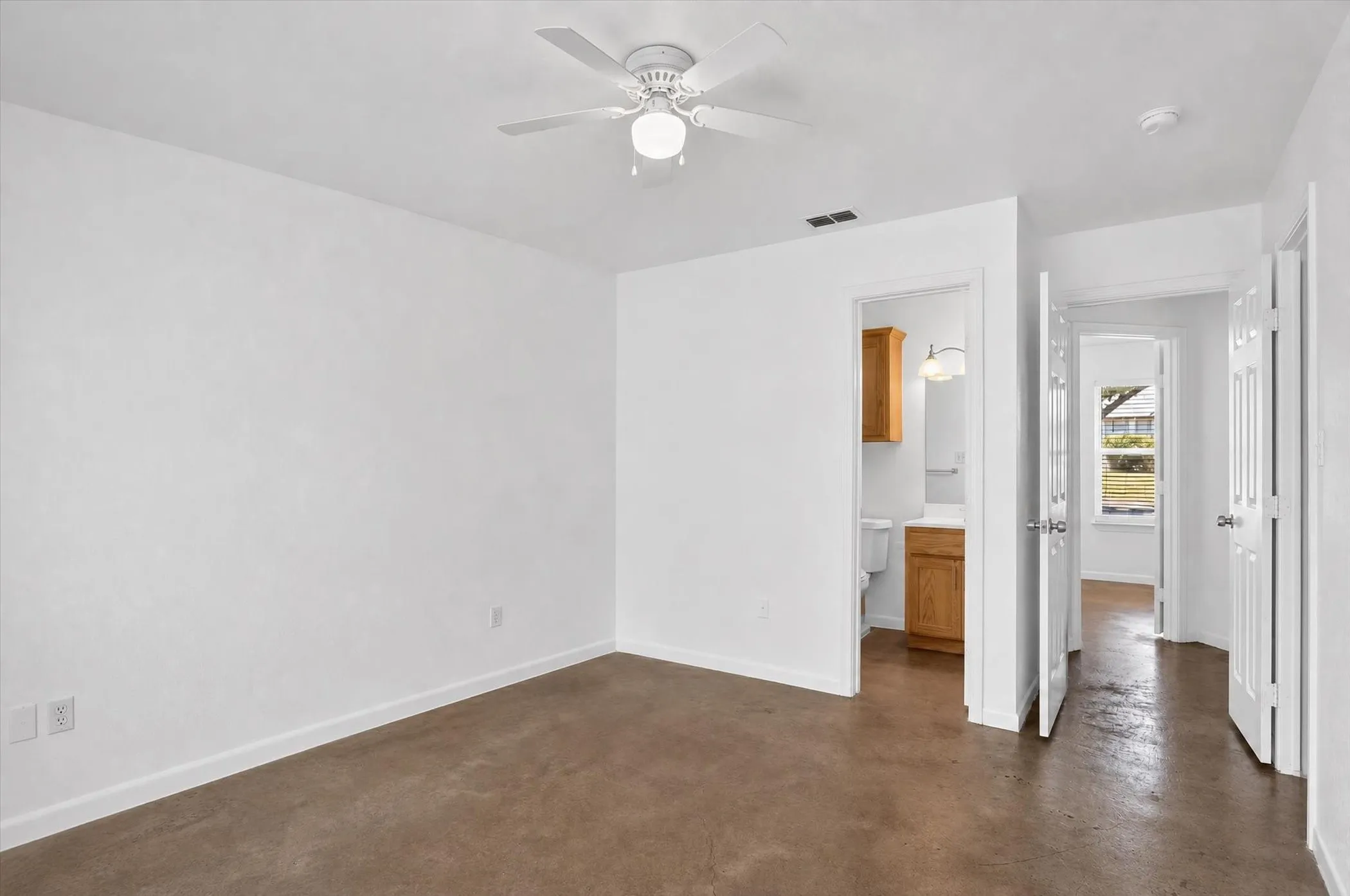 Single Family Residence For Sale in Tarrant County , 3721 El Campo Avenue, Fort Worth, Texas 76107, 3 Bedrooms, 3 Bathrooms, 3 Garage spaces, 1,700 Sqft, built in 2001, Price $599,000, mls#21331224, Real Estate Agent in Fort Worth, Homes For Sale in Tarrant county, Homes For Sale in Fort Worth, Realtor in Fort Worth Texas, Real Estate Brokerage Independent Realty Texas, Luminita Cordes Realtor