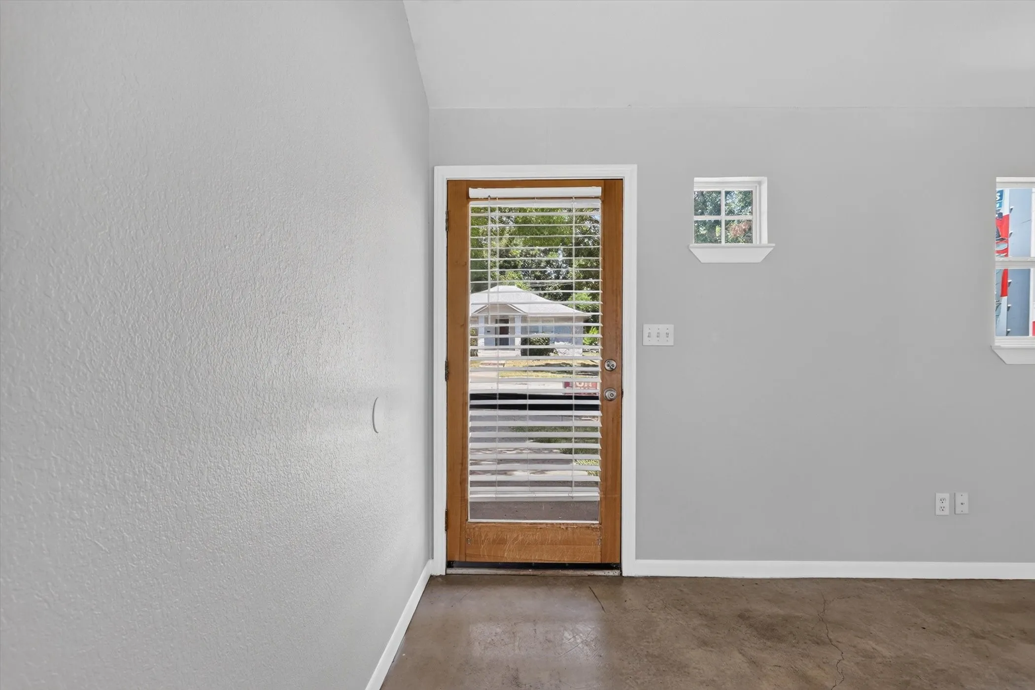 Single Family Residence For Sale in Tarrant County , 3721 El Campo Avenue, Fort Worth, Texas 76107, 3 Bedrooms, 3 Bathrooms, 3 Garage spaces, 1,700 Sqft, built in 2001, Price $599,000, mls#21331224, Real Estate Agent in Fort Worth, Homes For Sale in Tarrant county, Homes For Sale in Fort Worth, Realtor in Fort Worth Texas, Real Estate Brokerage Independent Realty Texas, Luminita Cordes Realtor