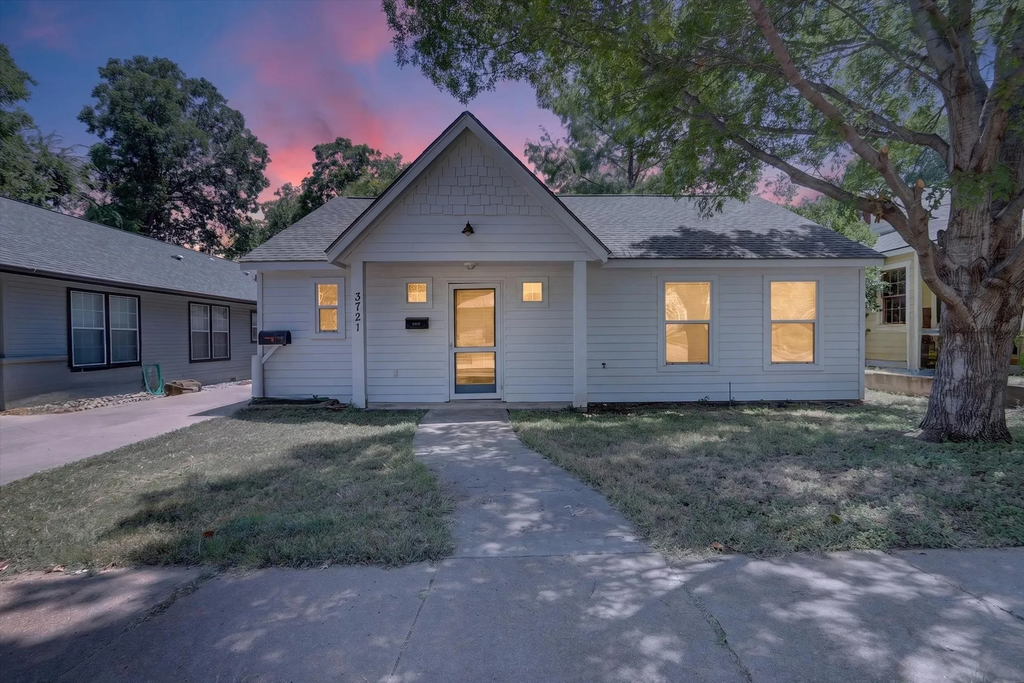 Single Family Residence For Sale in Tarrant County , 3721 El Campo Avenue, Fort Worth, Texas 76107, 3 Bedrooms, 3 Bathrooms, 3 Garage spaces, 1,700 Sqft, built in 2001, Price $599,000, mls#21331224, Real Estate Agent in Fort Worth, Homes For Sale in Tarrant county, Homes For Sale in Fort Worth, Realtor in Fort Worth Texas, Real Estate Brokerage Independent Realty Texas, Luminita Cordes Realtor
