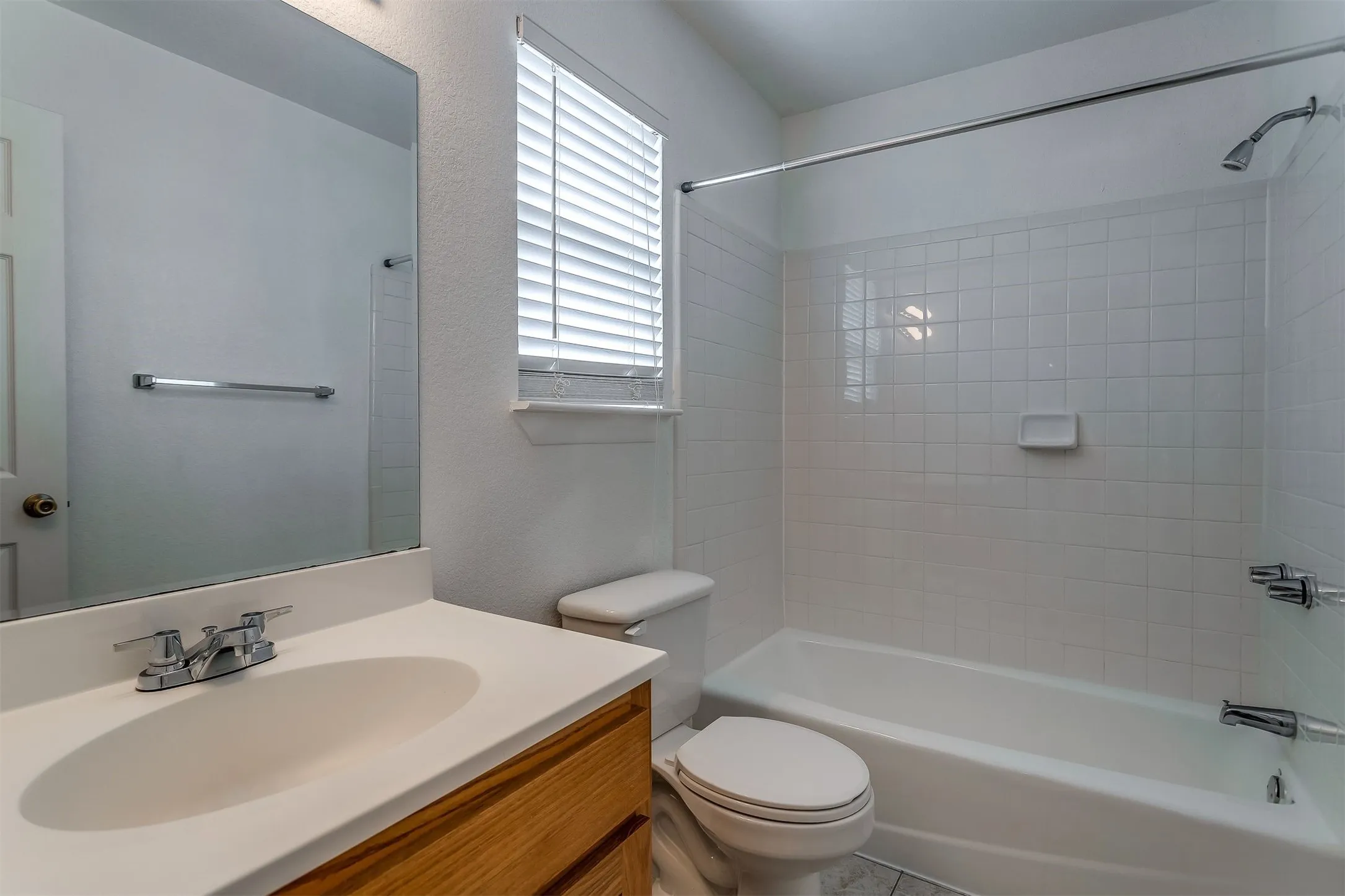 Single Family Residence For Sale in Tarrant County , 3721 El Campo Avenue, Fort Worth, Texas 76107, 3 Bedrooms, 3 Bathrooms, 3 Garage spaces, 1,700 Sqft, built in 2001, Price $599,000, mls#21331224, Real Estate Agent in Fort Worth, Homes For Sale in Tarrant county, Homes For Sale in Fort Worth, Realtor in Fort Worth Texas, Real Estate Brokerage Independent Realty Texas, Luminita Cordes Realtor