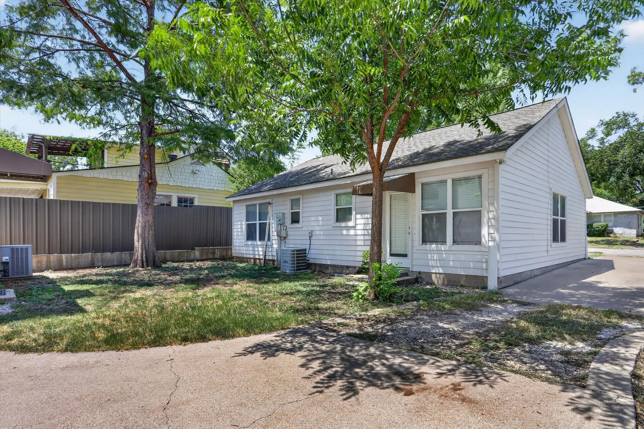 Single Family Residence For Sale in Tarrant County , 3721 El Campo Avenue, Fort Worth, Texas 76107, 3 Bedrooms, 3 Bathrooms, 3 Garage spaces, 1,700 Sqft, built in 2001, Price $599,000, mls#21331224, Real Estate Agent in Fort Worth, Homes For Sale in Tarrant county, Homes For Sale in Fort Worth, Realtor in Fort Worth Texas, Real Estate Brokerage Independent Realty Texas, Luminita Cordes Realtor