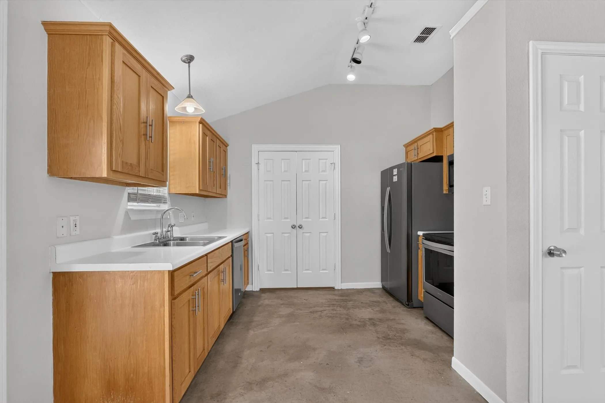 Single Family Residence For Sale in Tarrant County , 3721 El Campo Avenue, Fort Worth, Texas 76107, 3 Bedrooms, 3 Bathrooms, 3 Garage spaces, 1,700 Sqft, built in 2001, Price $599,000, mls#21331224, Real Estate Agent in Fort Worth, Homes For Sale in Tarrant county, Homes For Sale in Fort Worth, Realtor in Fort Worth Texas, Real Estate Brokerage Independent Realty Texas, Luminita Cordes Realtor