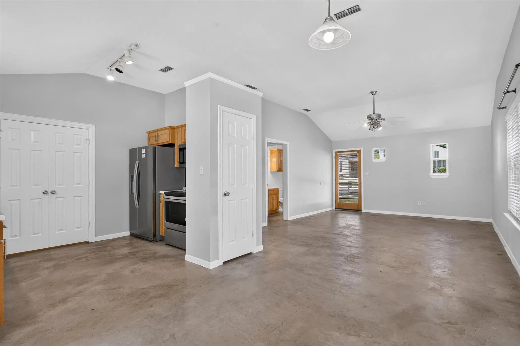 Single Family Residence For Sale in Tarrant County , 3721 El Campo Avenue, Fort Worth, Texas 76107, 3 Bedrooms, 3 Bathrooms, 3 Garage spaces, 1,700 Sqft, built in 2001, Price $599,000, mls#21331224, Real Estate Agent in Fort Worth, Homes For Sale in Tarrant county, Homes For Sale in Fort Worth, Realtor in Fort Worth Texas, Real Estate Brokerage Independent Realty Texas, Luminita Cordes Realtor