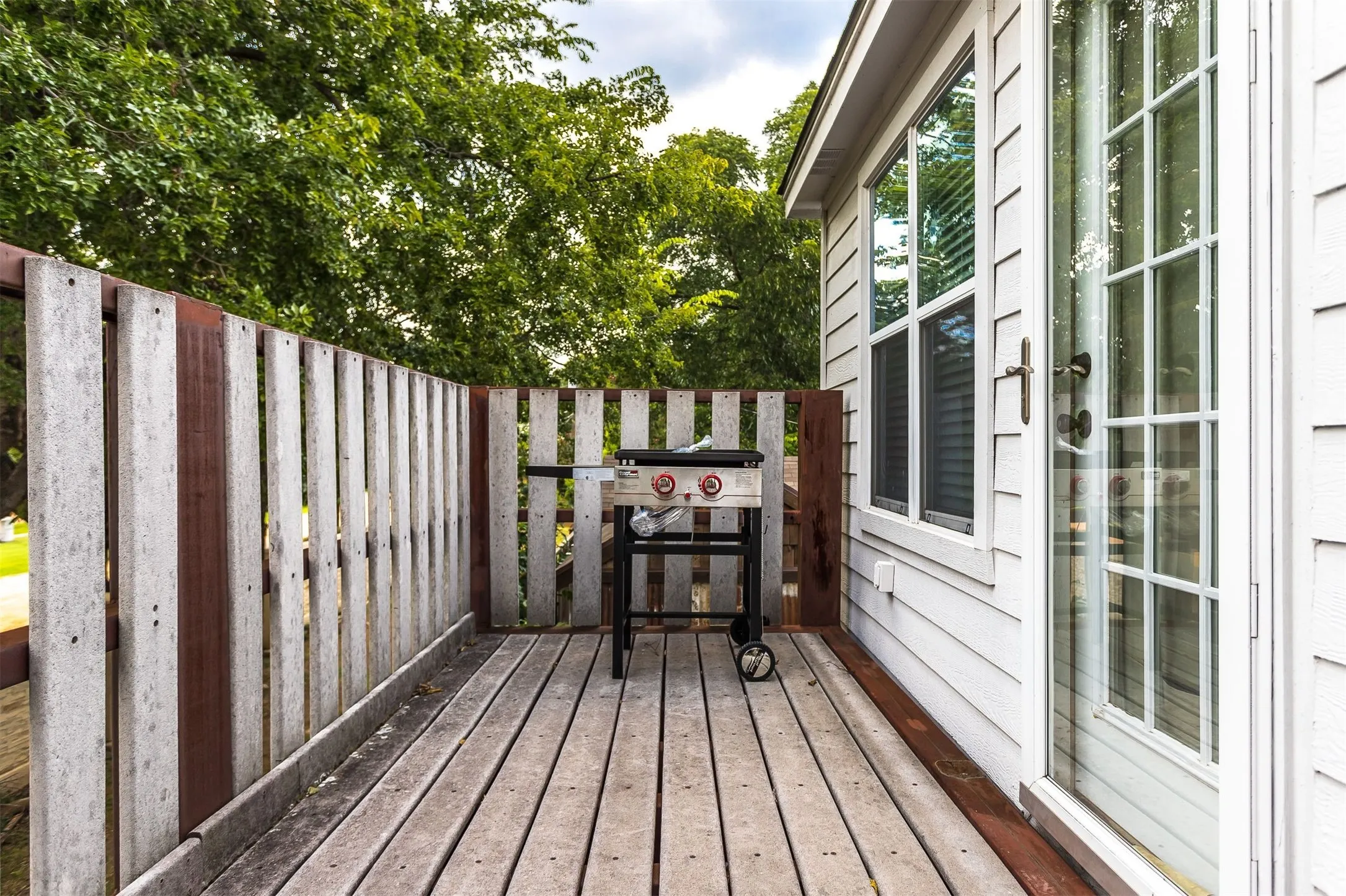 Single Family Residence For Sale in Tarrant County , 3721 El Campo Avenue, Fort Worth, Texas 76107, 3 Bedrooms, 3 Bathrooms, 3 Garage spaces, 1,700 Sqft, built in 2001, Price $599,000, mls#21331224, Real Estate Agent in Fort Worth, Homes For Sale in Tarrant county, Homes For Sale in Fort Worth, Realtor in Fort Worth Texas, Real Estate Brokerage Independent Realty Texas, Luminita Cordes Realtor