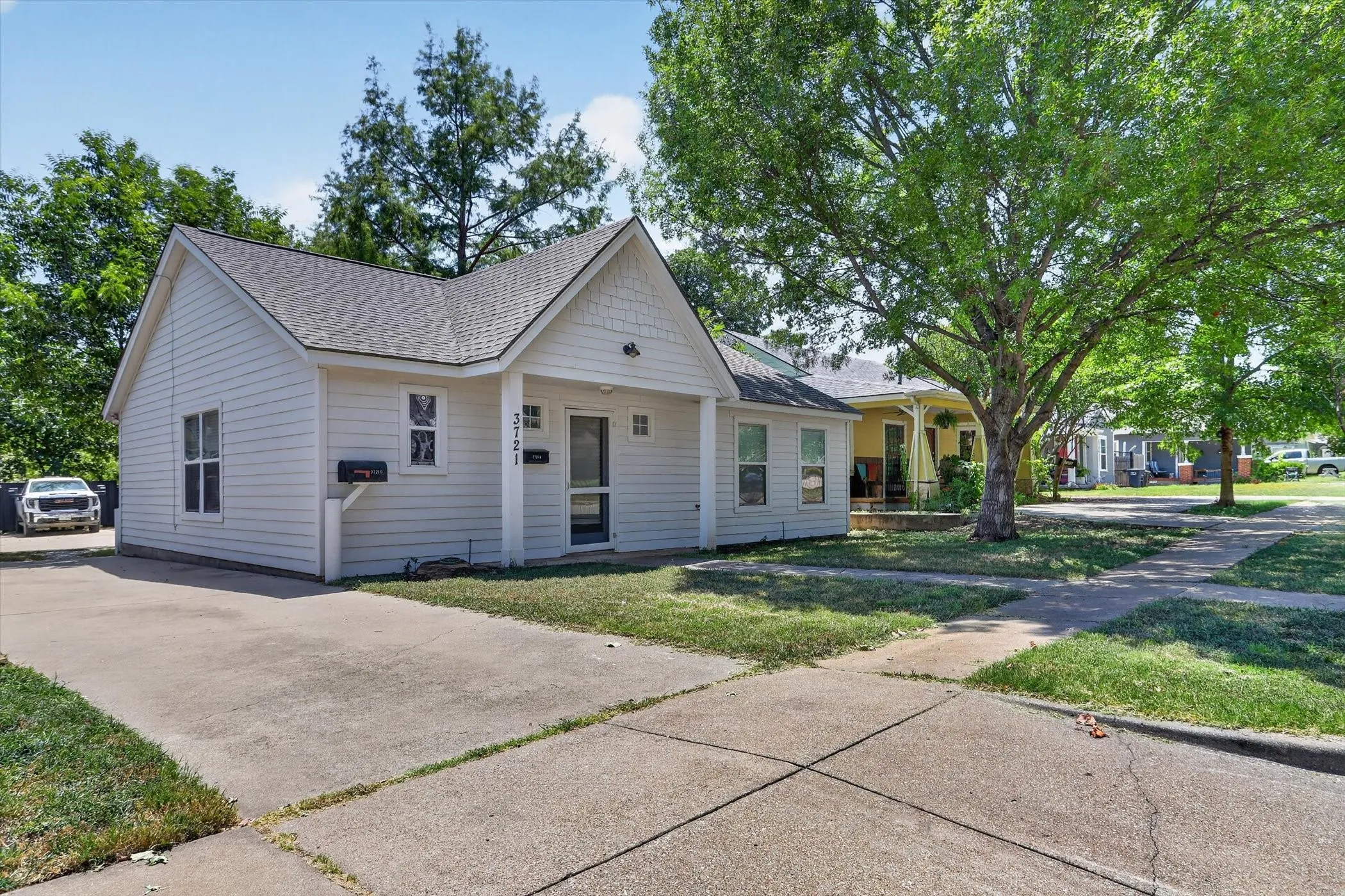Single Family Residence For Sale in Tarrant County , 3721 El Campo Avenue, Fort Worth, Texas 76107, 3 Bedrooms, 3 Bathrooms, 3 Garage spaces, 1,700 Sqft, built in 2001, Price $599,000, mls#21331224, Real Estate Agent in Fort Worth, Homes For Sale in Tarrant county, Homes For Sale in Fort Worth, Realtor in Fort Worth Texas, Real Estate Brokerage Independent Realty Texas, Luminita Cordes Realtor