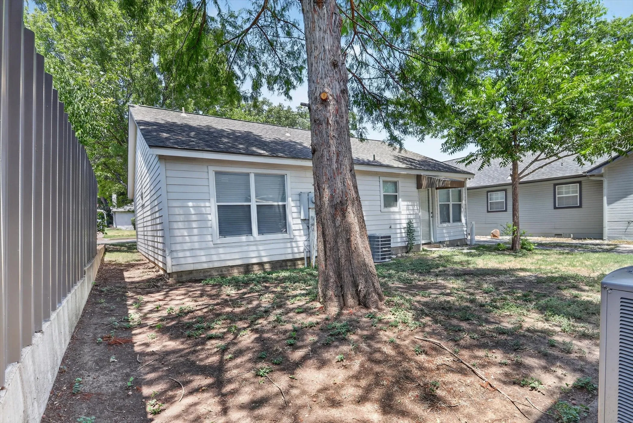 Single Family Residence For Sale in Tarrant County , 3721 El Campo Avenue, Fort Worth, Texas 76107, 3 Bedrooms, 3 Bathrooms, 3 Garage spaces, 1,700 Sqft, built in 2001, Price $599,000, mls#21331224, Real Estate Agent in Fort Worth, Homes For Sale in Tarrant county, Homes For Sale in Fort Worth, Realtor in Fort Worth Texas, Real Estate Brokerage Independent Realty Texas, Luminita Cordes Realtor