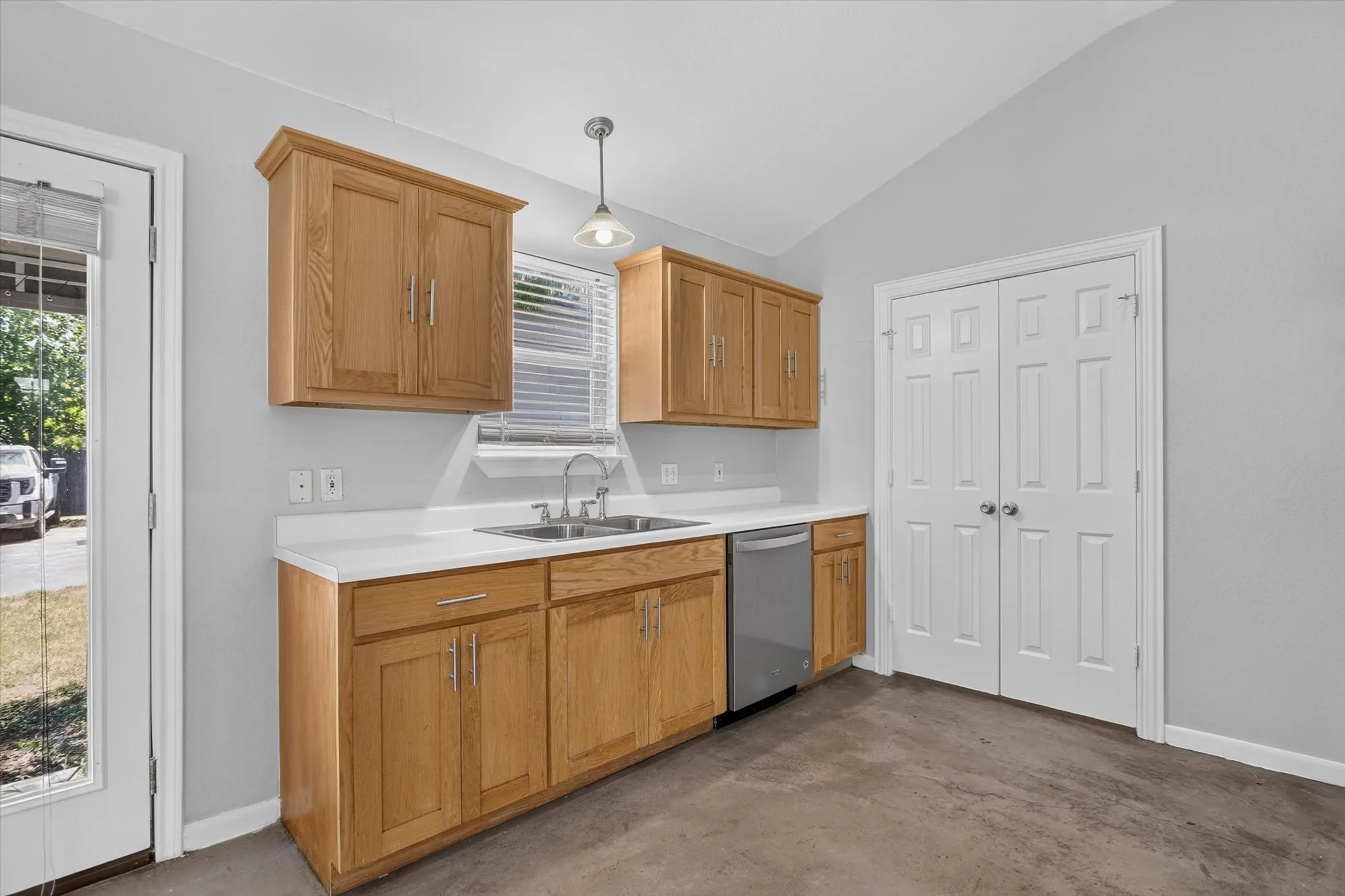 Single Family Residence For Sale in Tarrant County , 3721 El Campo Avenue, Fort Worth, Texas 76107, 3 Bedrooms, 3 Bathrooms, 3 Garage spaces, 1,700 Sqft, built in 2001, Price $599,000, mls#21331224, Real Estate Agent in Fort Worth, Homes For Sale in Tarrant county, Homes For Sale in Fort Worth, Realtor in Fort Worth Texas, Real Estate Brokerage Independent Realty Texas, Luminita Cordes Realtor