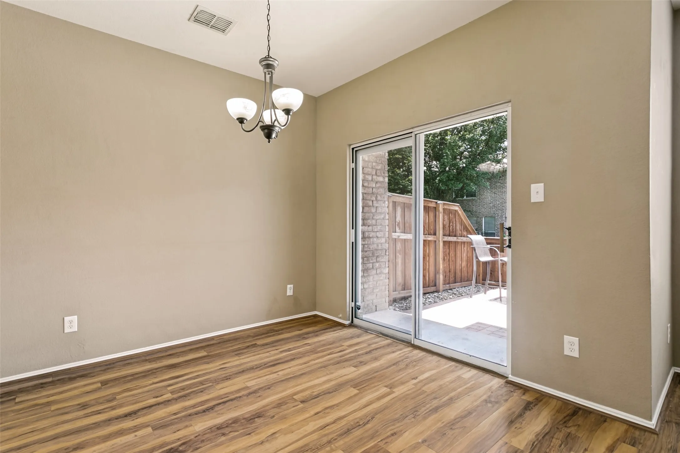 Townhouse For Sale in Dallas County , 2968 Muirfield Drive, Lewisville, Texas 75067, 2 Bedroom, 2 Bathroom, 1 Garage spaces, 1,544 Sqft, built in 2003, mls#21341456, Real Estate Agent in Lewisville, Homes For Sale in Dallas county, Homes For Sale in Lewisville, Realtor in Lewisville Texas, Real Estate Brokerage Independent Realty Texas, Luminita Cordes Realtor