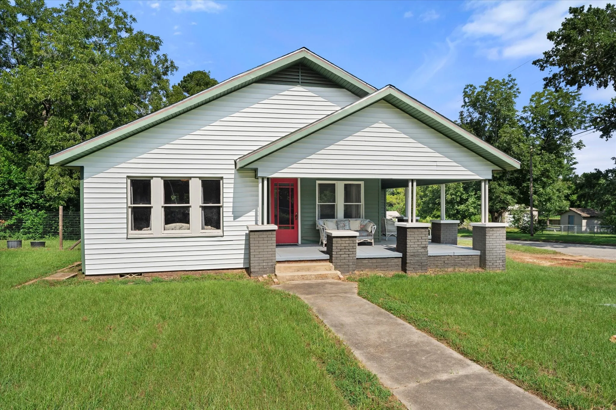 Single Family Residence For Sale in Houston County , 402 N Market Street, Grapeland, Texas 75844, 2 Bedroom, 1 Bathroom, Garage spaces, 1,314 Sqft, built in 1942, mls#21343397, Real Estate Agent in Grapeland, Homes For Sale in Houston county, Homes For Sale in Grapeland, Realtor in Grapeland Texas, Real Estate Brokerage Independent Realty Texas, Luminita Cordes Realtor