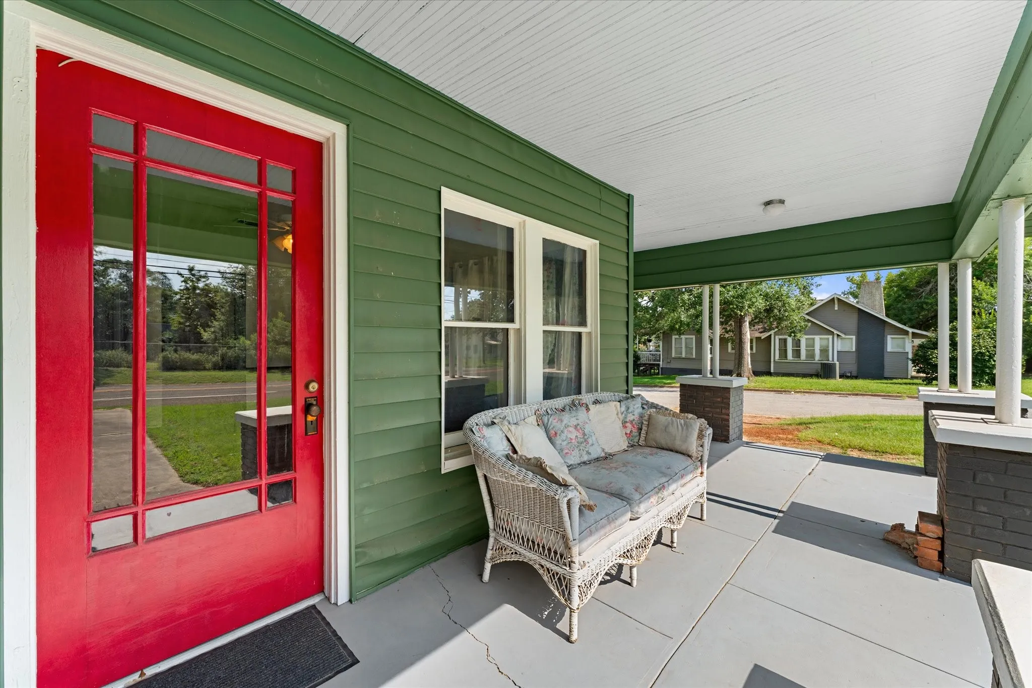 Single Family Residence For Sale in Houston County , 402 N Market Street, Grapeland, Texas 75844, 2 Bedroom, 1 Bathroom, Garage spaces, 1,314 Sqft, built in 1942, mls#21343397, Real Estate Agent in Grapeland, Homes For Sale in Houston county, Homes For Sale in Grapeland, Realtor in Grapeland Texas, Real Estate Brokerage Independent Realty Texas, Luminita Cordes Realtor