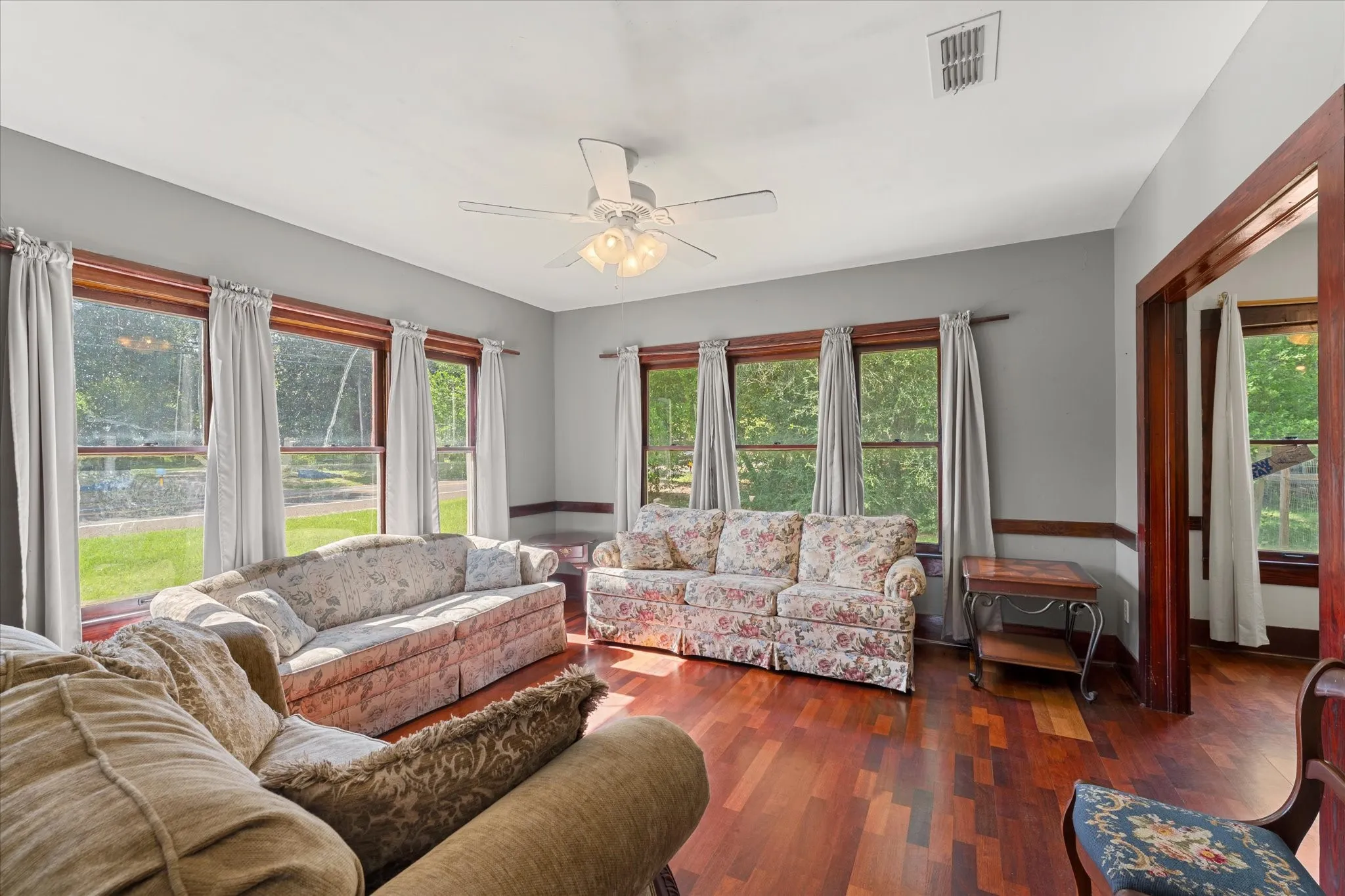 Single Family Residence For Sale in Houston County , 402 N Market Street, Grapeland, Texas 75844, 2 Bedroom, 1 Bathroom, Garage spaces, 1,314 Sqft, built in 1942, mls#21343397, Real Estate Agent in Grapeland, Homes For Sale in Houston county, Homes For Sale in Grapeland, Realtor in Grapeland Texas, Real Estate Brokerage Independent Realty Texas, Luminita Cordes Realtor