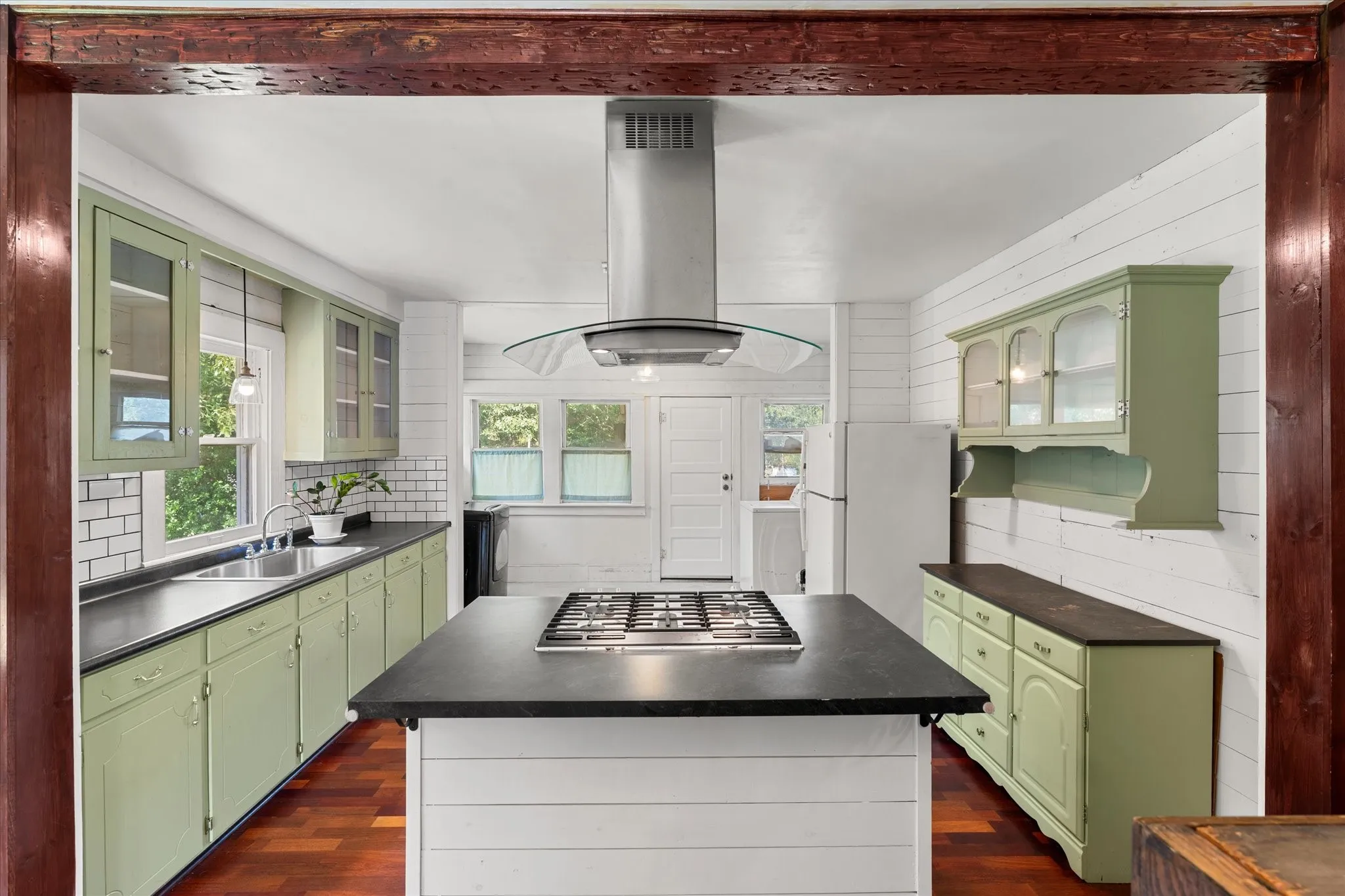 Single Family Residence For Sale in Houston County , 402 N Market Street, Grapeland, Texas 75844, 2 Bedroom, 1 Bathroom, Garage spaces, 1,314 Sqft, built in 1942, mls#21343397, Real Estate Agent in Grapeland, Homes For Sale in Houston county, Homes For Sale in Grapeland, Realtor in Grapeland Texas, Real Estate Brokerage Independent Realty Texas, Luminita Cordes Realtor
