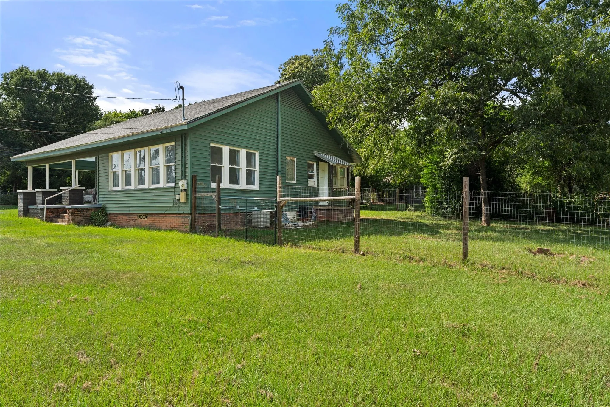 Single Family Residence For Sale in Houston County , 402 N Market Street, Grapeland, Texas 75844, 2 Bedroom, 1 Bathroom, Garage spaces, 1,314 Sqft, built in 1942, mls#21343397, Real Estate Agent in Grapeland, Homes For Sale in Houston county, Homes For Sale in Grapeland, Realtor in Grapeland Texas, Real Estate Brokerage Independent Realty Texas, Luminita Cordes Realtor