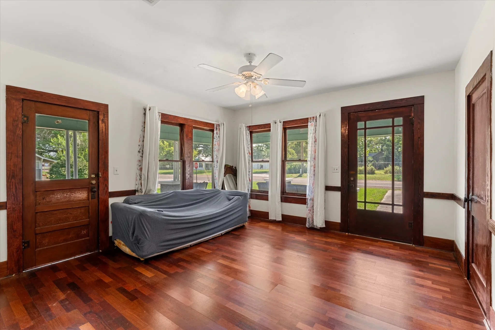 Single Family Residence For Sale in Houston County , 402 N Market Street, Grapeland, Texas 75844, 2 Bedroom, 1 Bathroom, Garage spaces, 1,314 Sqft, built in 1942, mls#21343397, Real Estate Agent in Grapeland, Homes For Sale in Houston county, Homes For Sale in Grapeland, Realtor in Grapeland Texas, Real Estate Brokerage Independent Realty Texas, Luminita Cordes Realtor