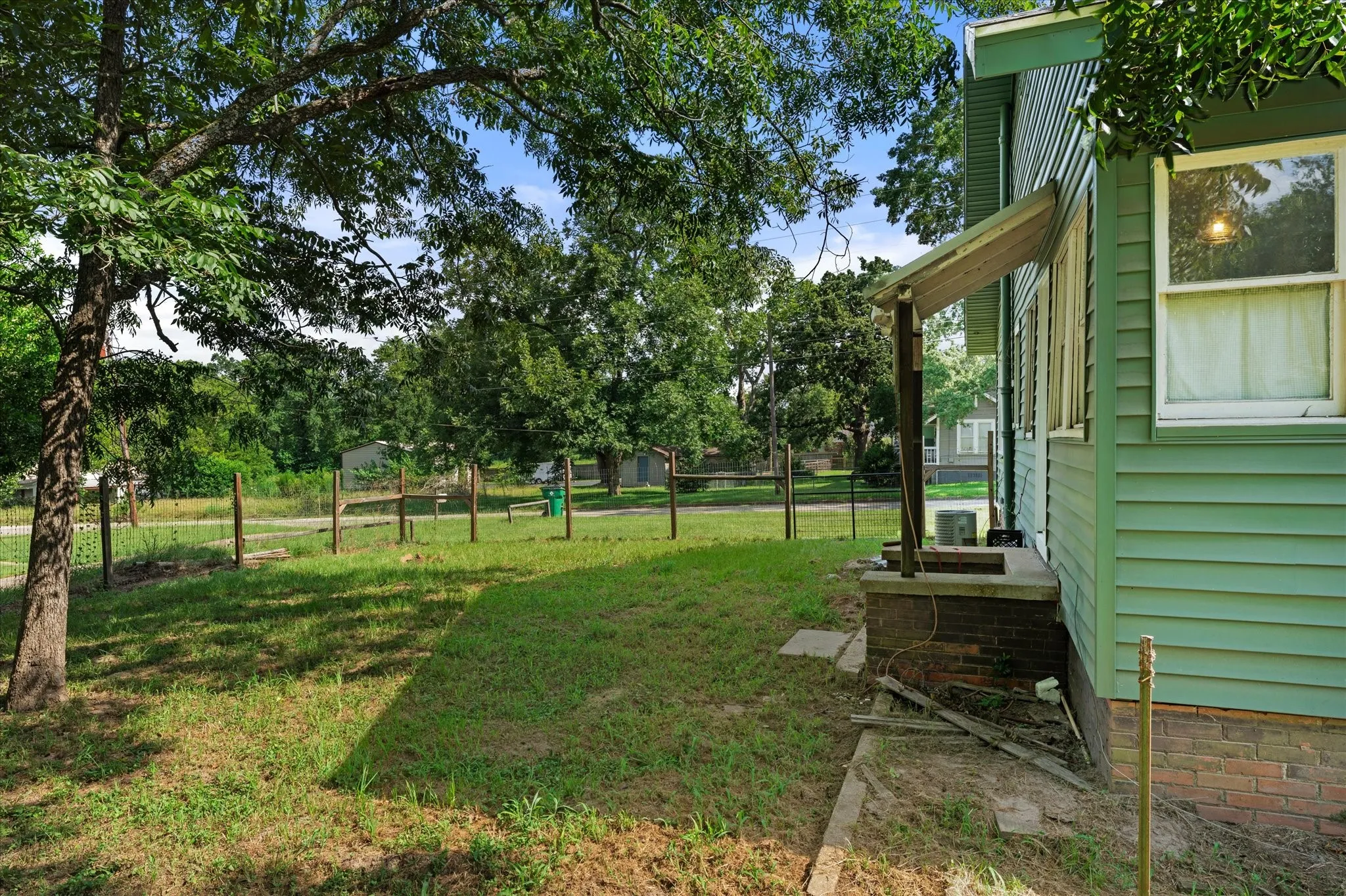 Single Family Residence For Sale in Houston County , 402 N Market Street, Grapeland, Texas 75844, 2 Bedroom, 1 Bathroom, Garage spaces, 1,314 Sqft, built in 1942, mls#21343397, Real Estate Agent in Grapeland, Homes For Sale in Houston county, Homes For Sale in Grapeland, Realtor in Grapeland Texas, Real Estate Brokerage Independent Realty Texas, Luminita Cordes Realtor
