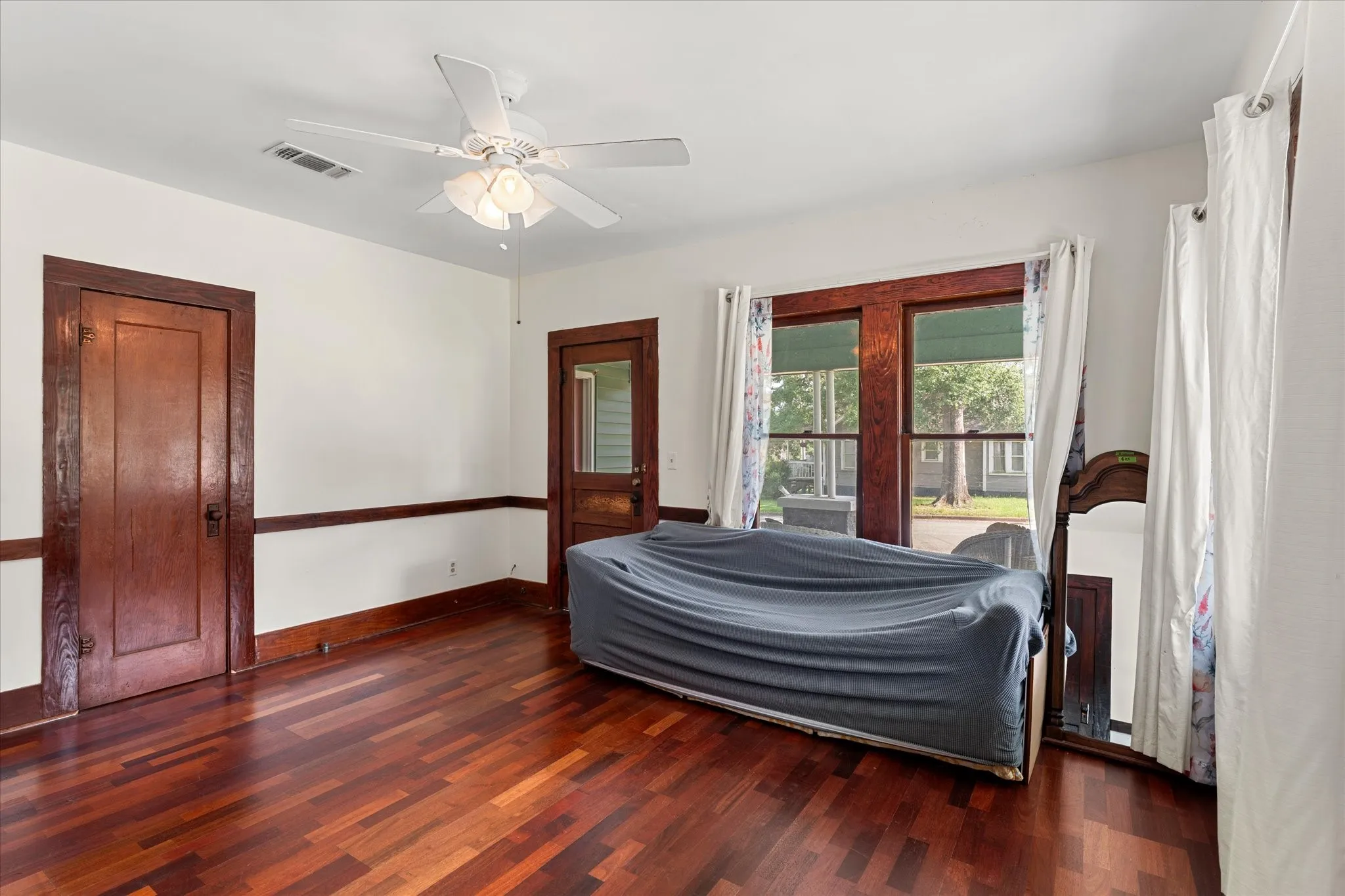 Single Family Residence For Sale in Houston County , 402 N Market Street, Grapeland, Texas 75844, 2 Bedroom, 1 Bathroom, Garage spaces, 1,314 Sqft, built in 1942, mls#21343397, Real Estate Agent in Grapeland, Homes For Sale in Houston county, Homes For Sale in Grapeland, Realtor in Grapeland Texas, Real Estate Brokerage Independent Realty Texas, Luminita Cordes Realtor
