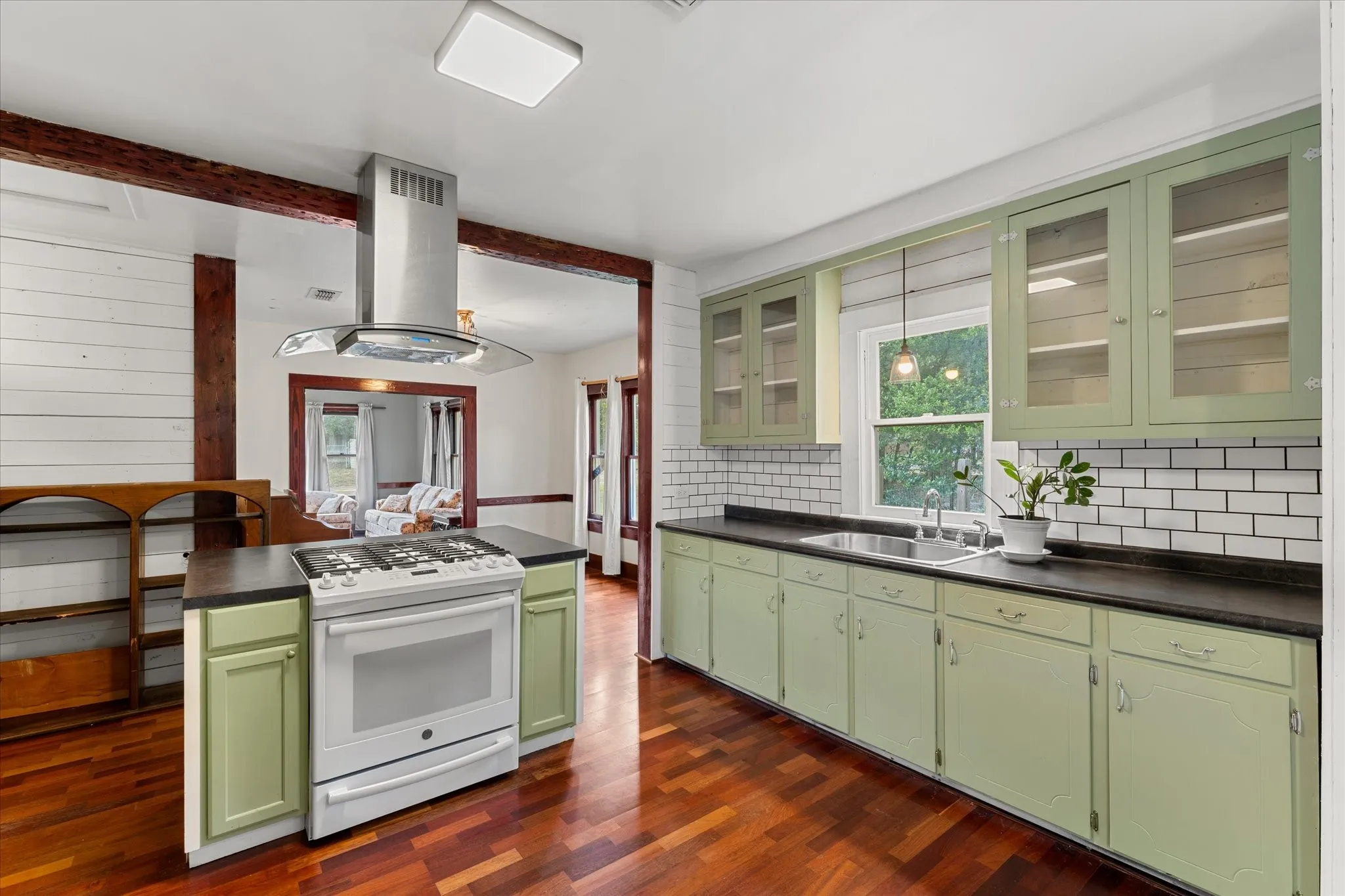 Single Family Residence For Sale in Houston County , 402 N Market Street, Grapeland, Texas 75844, 2 Bedroom, 1 Bathroom, Garage spaces, 1,314 Sqft, built in 1942, mls#21343397, Real Estate Agent in Grapeland, Homes For Sale in Houston county, Homes For Sale in Grapeland, Realtor in Grapeland Texas, Real Estate Brokerage Independent Realty Texas, Luminita Cordes Realtor