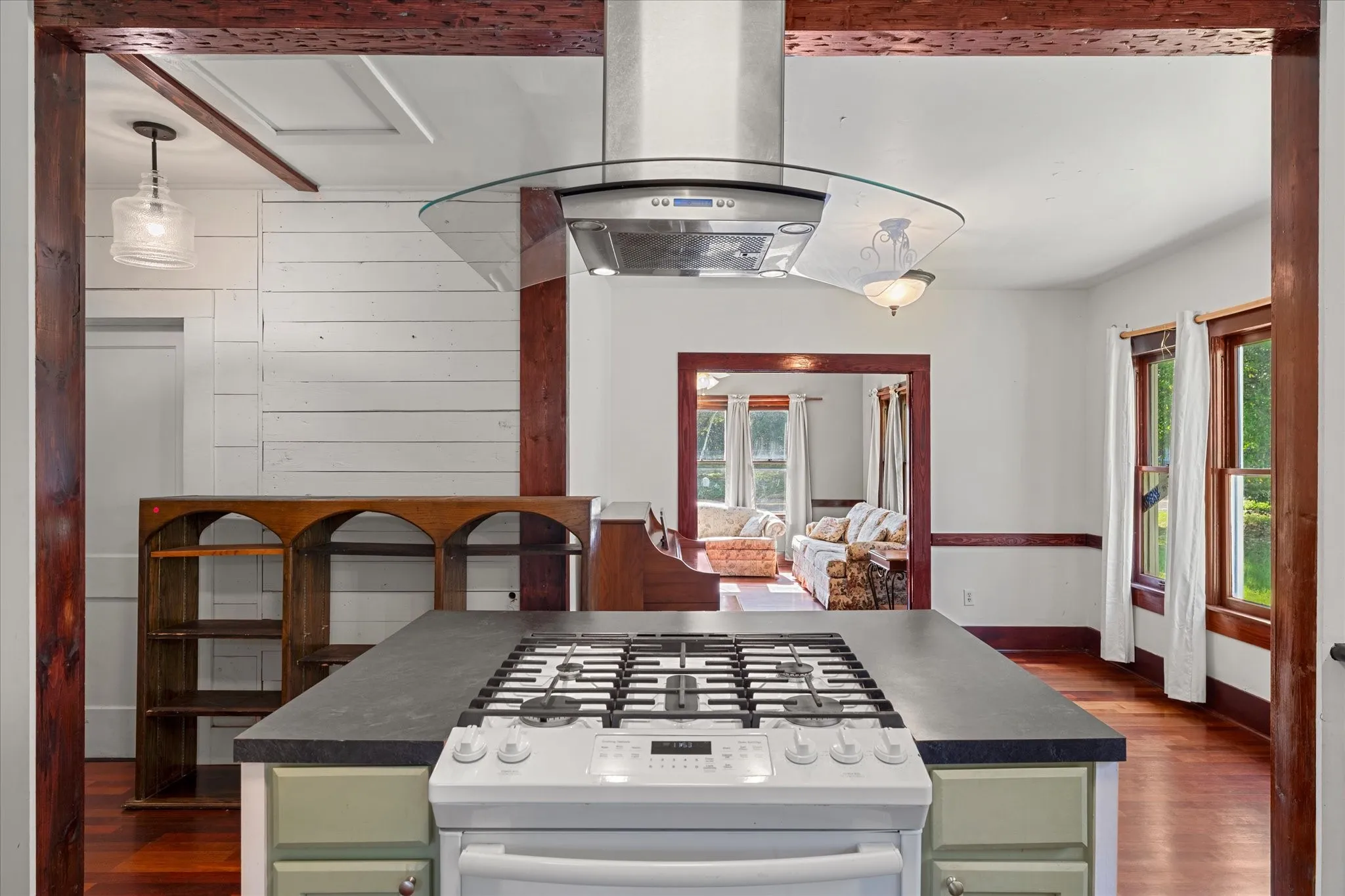 Single Family Residence For Sale in Houston County , 402 N Market Street, Grapeland, Texas 75844, 2 Bedroom, 1 Bathroom, Garage spaces, 1,314 Sqft, built in 1942, mls#21343397, Real Estate Agent in Grapeland, Homes For Sale in Houston county, Homes For Sale in Grapeland, Realtor in Grapeland Texas, Real Estate Brokerage Independent Realty Texas, Luminita Cordes Realtor