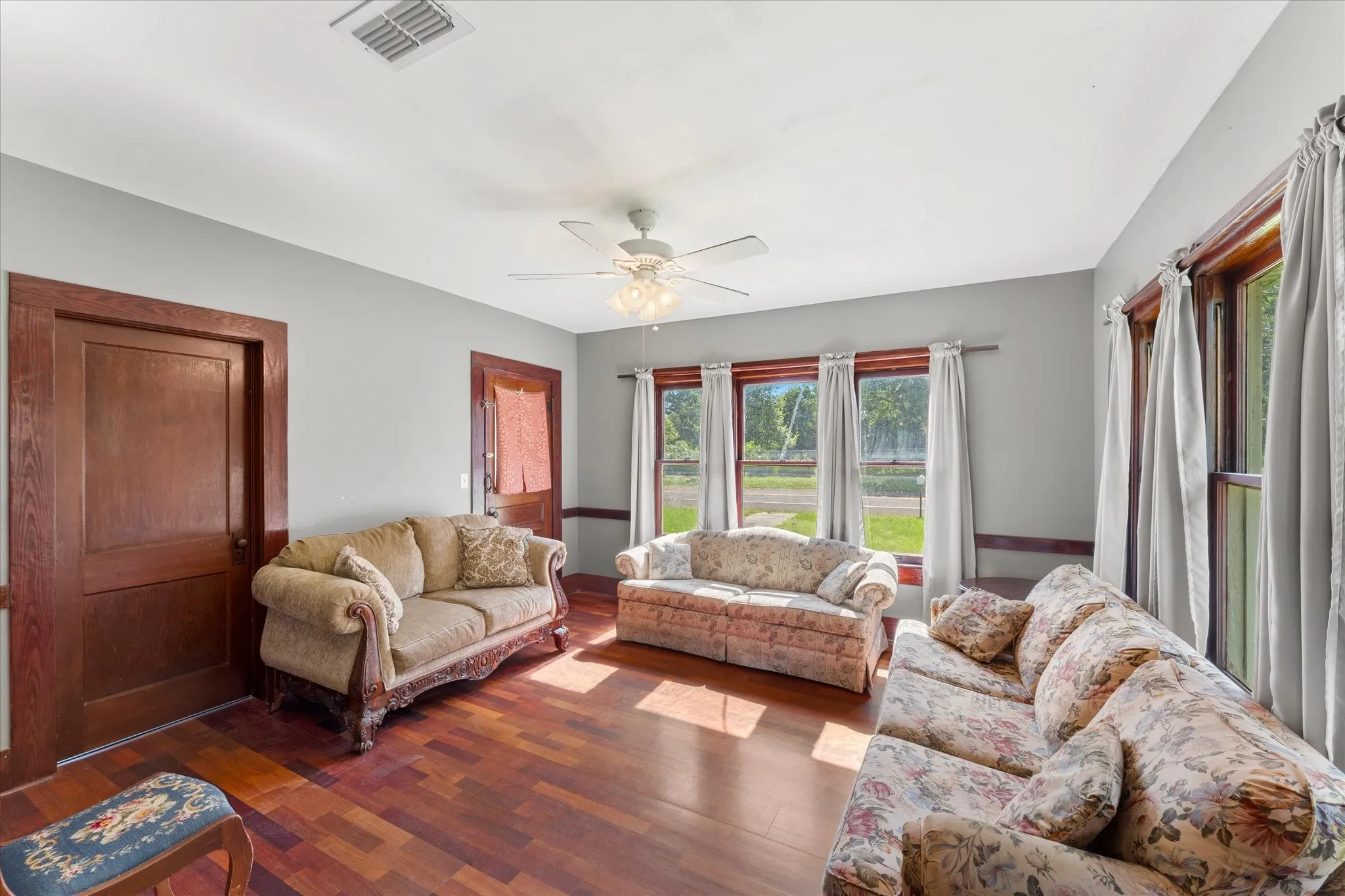 Single Family Residence For Sale in Houston County , 402 N Market Street, Grapeland, Texas 75844, 2 Bedroom, 1 Bathroom, Garage spaces, 1,314 Sqft, built in 1942, mls#21343397, Real Estate Agent in Grapeland, Homes For Sale in Houston county, Homes For Sale in Grapeland, Realtor in Grapeland Texas, Real Estate Brokerage Independent Realty Texas, Luminita Cordes Realtor