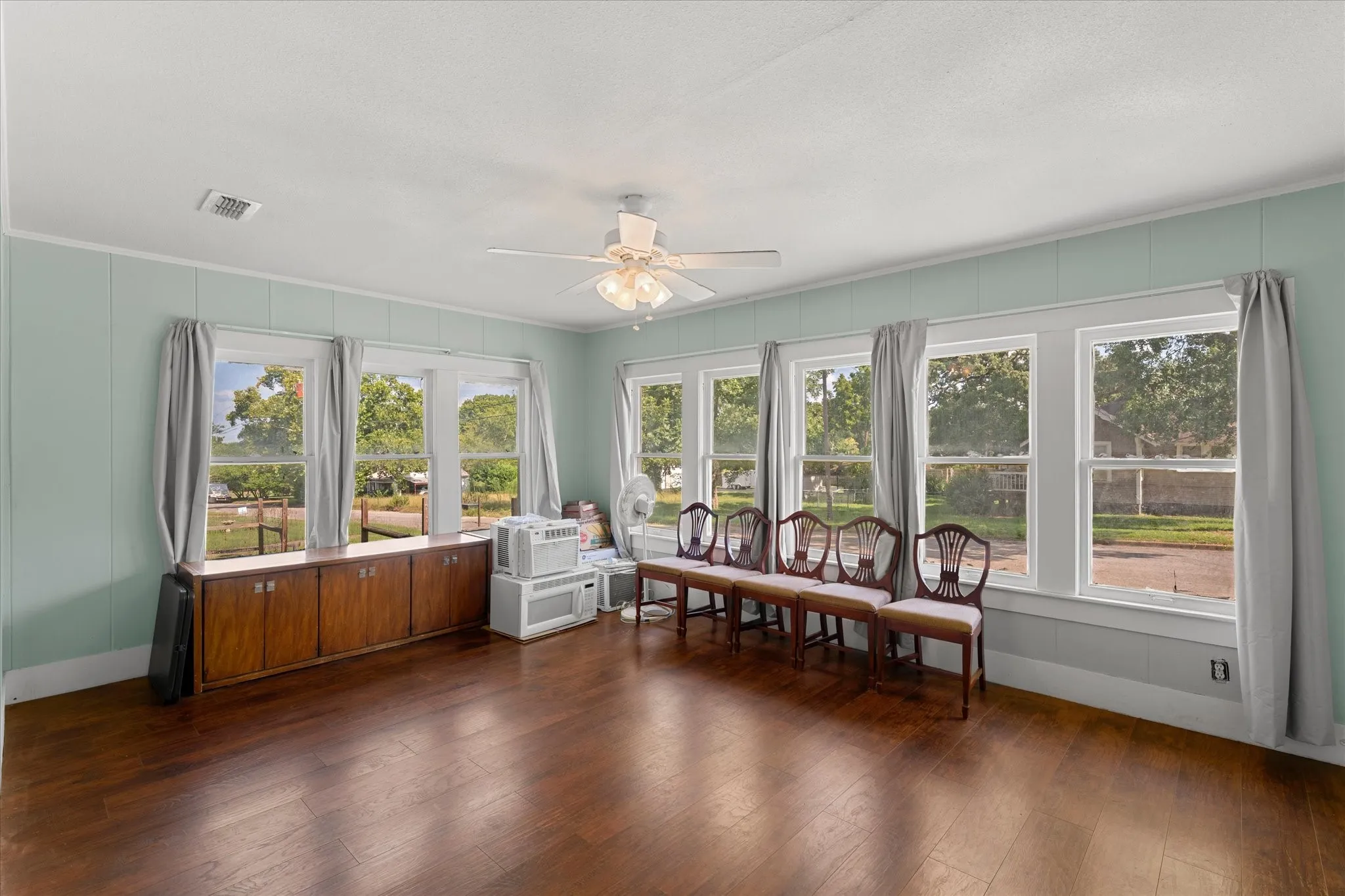 Single Family Residence For Sale in Houston County , 402 N Market Street, Grapeland, Texas 75844, 2 Bedroom, 1 Bathroom, Garage spaces, 1,314 Sqft, built in 1942, mls#21343397, Real Estate Agent in Grapeland, Homes For Sale in Houston county, Homes For Sale in Grapeland, Realtor in Grapeland Texas, Real Estate Brokerage Independent Realty Texas, Luminita Cordes Realtor