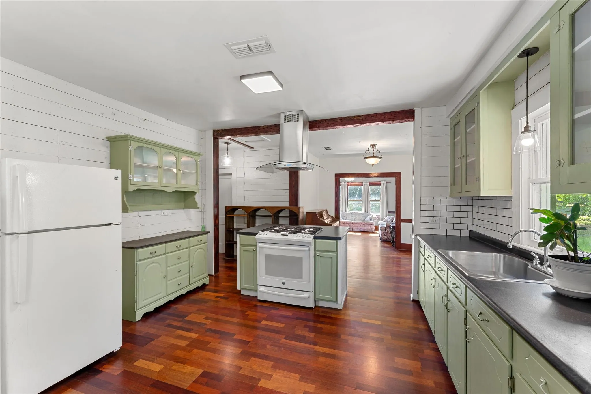 Single Family Residence For Sale in Houston County , 402 N Market Street, Grapeland, Texas 75844, 2 Bedroom, 1 Bathroom, Garage spaces, 1,314 Sqft, built in 1942, mls#21343397, Real Estate Agent in Grapeland, Homes For Sale in Houston county, Homes For Sale in Grapeland, Realtor in Grapeland Texas, Real Estate Brokerage Independent Realty Texas, Luminita Cordes Realtor