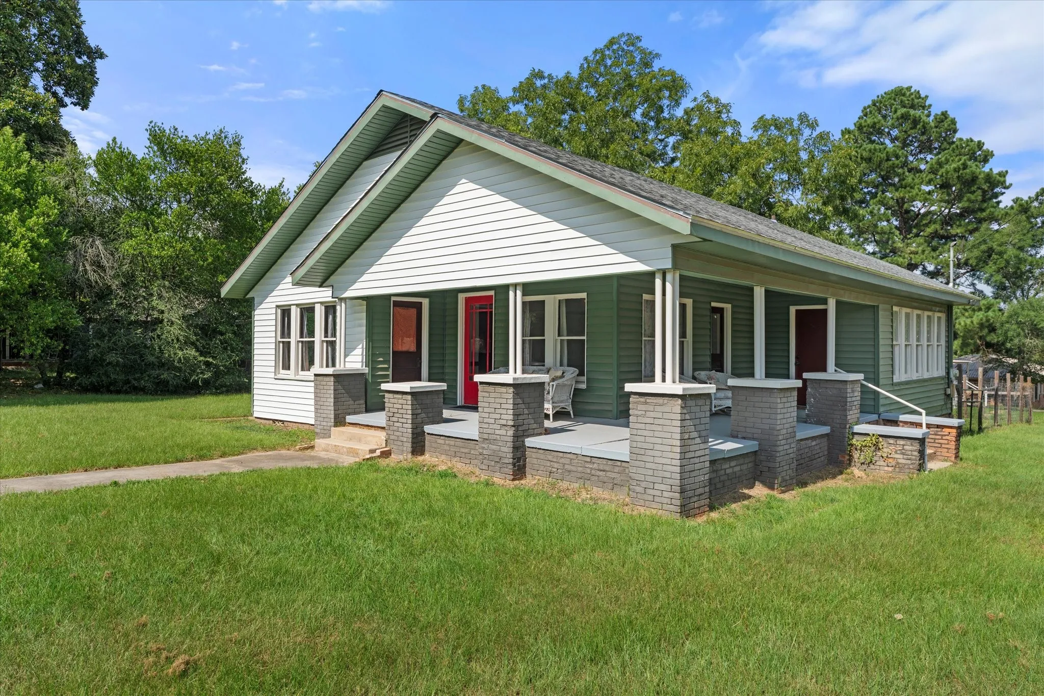 Single Family Residence For Sale in Houston County , 402 N Market Street, Grapeland, Texas 75844, 2 Bedroom, 1 Bathroom, Garage spaces, 1,314 Sqft, built in 1942, mls#21343397, Real Estate Agent in Grapeland, Homes For Sale in Houston county, Homes For Sale in Grapeland, Realtor in Grapeland Texas, Real Estate Brokerage Independent Realty Texas, Luminita Cordes Realtor