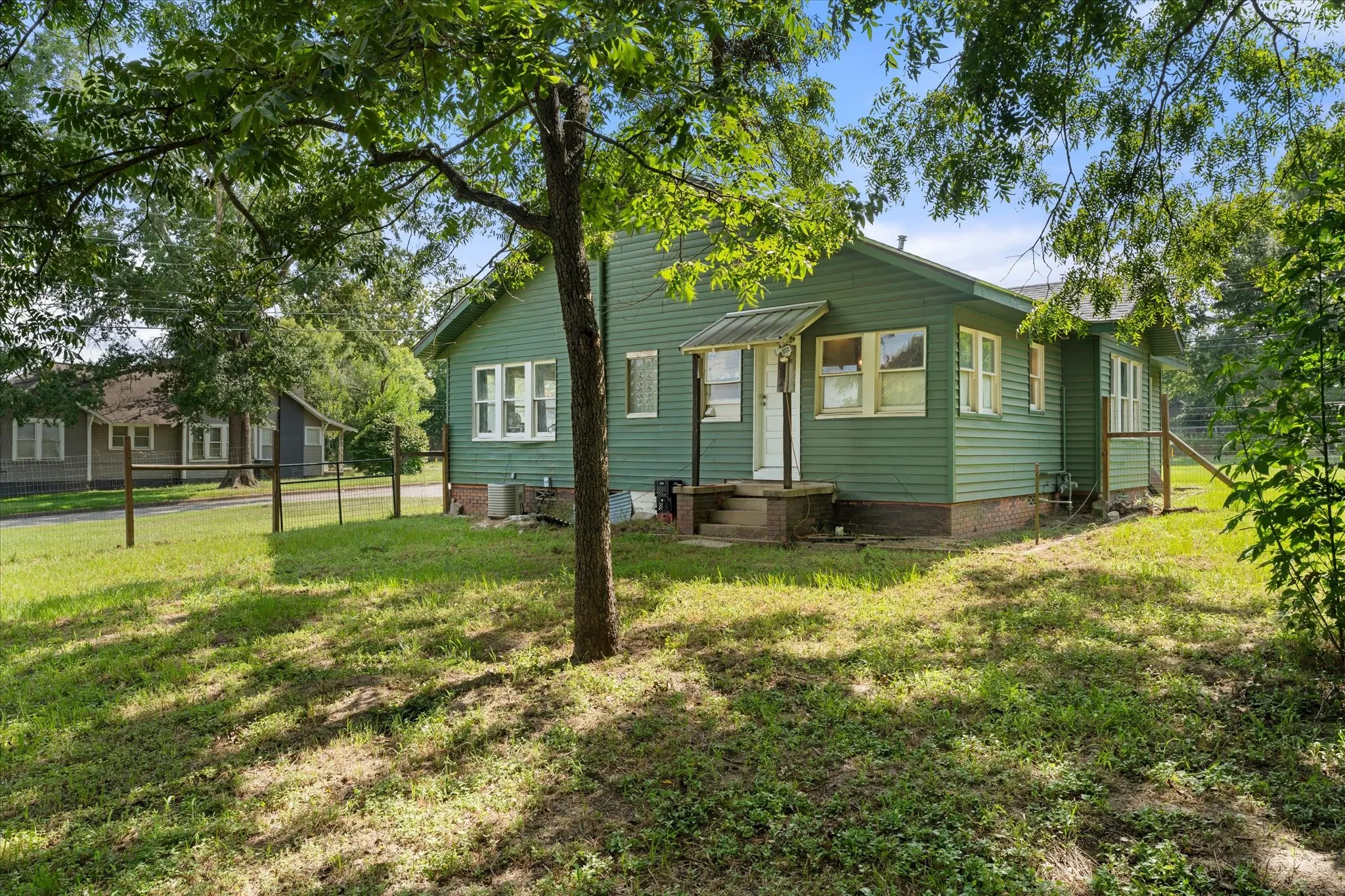 Single Family Residence For Sale in Houston County , 402 N Market Street, Grapeland, Texas 75844, 2 Bedroom, 1 Bathroom, Garage spaces, 1,314 Sqft, built in 1942, mls#21343397, Real Estate Agent in Grapeland, Homes For Sale in Houston county, Homes For Sale in Grapeland, Realtor in Grapeland Texas, Real Estate Brokerage Independent Realty Texas, Luminita Cordes Realtor