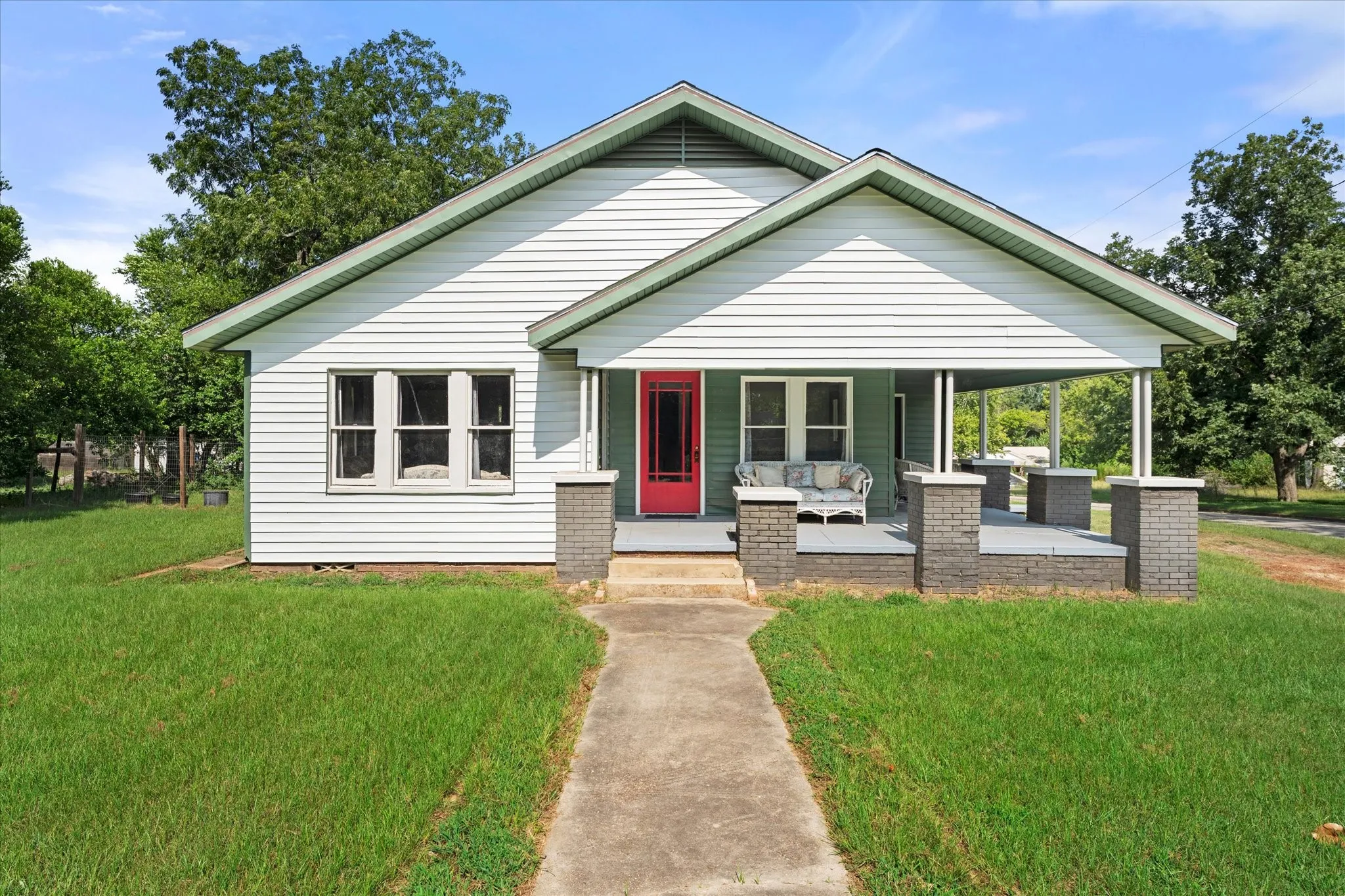 Single Family Residence For Sale in Houston County , 402 N Market Street, Grapeland, Texas 75844, 2 Bedroom, 1 Bathroom, Garage spaces, 1,314 Sqft, built in 1942, mls#21343397, Real Estate Agent in Grapeland, Homes For Sale in Houston county, Homes For Sale in Grapeland, Realtor in Grapeland Texas, Real Estate Brokerage Independent Realty Texas, Luminita Cordes Realtor