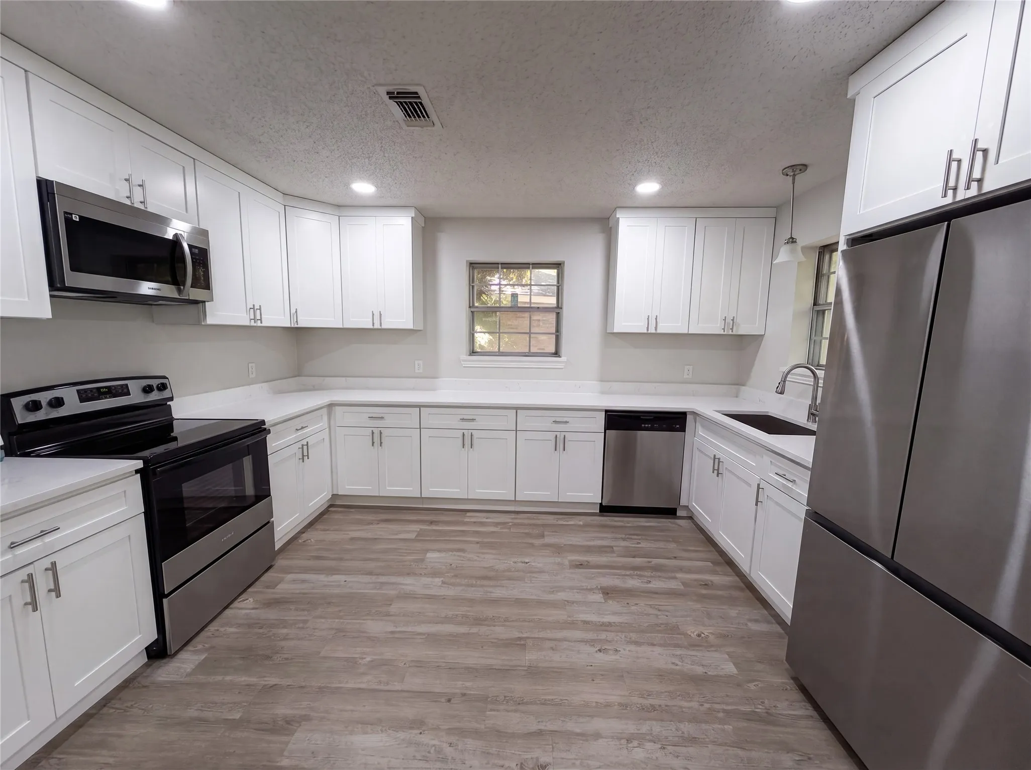 Single Family Residence For Sale in Dallas County , 304 Brook Hollow Drive, De Soto, Texas 75115, 3 Bedroom, 2 Bathroom, 2 Garage spaces, 1,542 Sqft, built in 1969, mls#21343298, Real Estate Agent in De Soto, Homes For Sale in Dallas county, Homes For Sale in De Soto, Realtor in De Soto Texas, Real Estate Brokerage Independent Realty Texas, Luminita Cordes Realtor