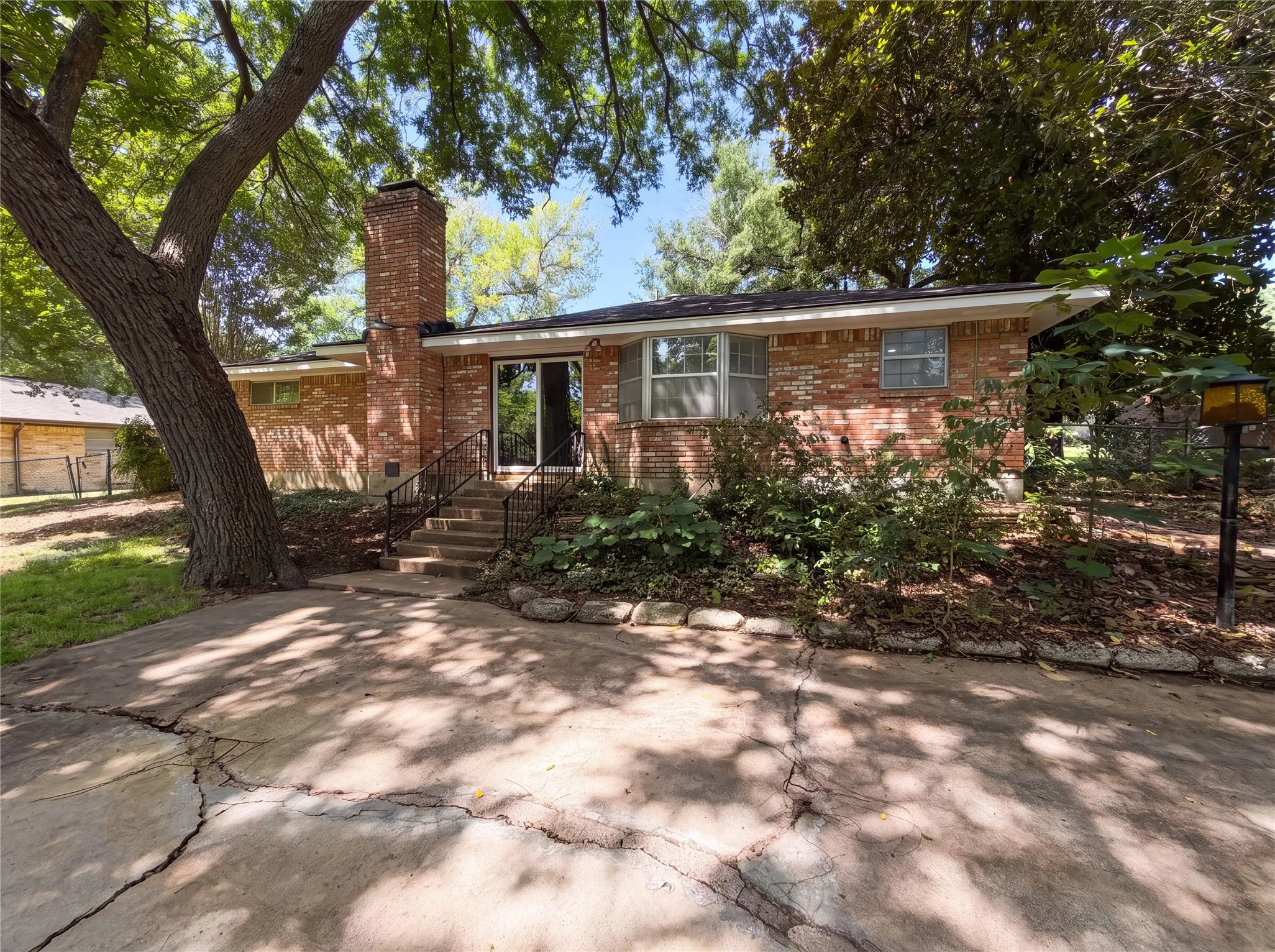 Single Family Residence For Sale in Dallas County , 304 Brook Hollow Drive, De Soto, Texas 75115, 3 Bedroom, 2 Bathroom, 2 Garage spaces, 1,542 Sqft, built in 1969, mls#21343298, Real Estate Agent in De Soto, Homes For Sale in Dallas county, Homes For Sale in De Soto, Realtor in De Soto Texas, Real Estate Brokerage Independent Realty Texas, Luminita Cordes Realtor