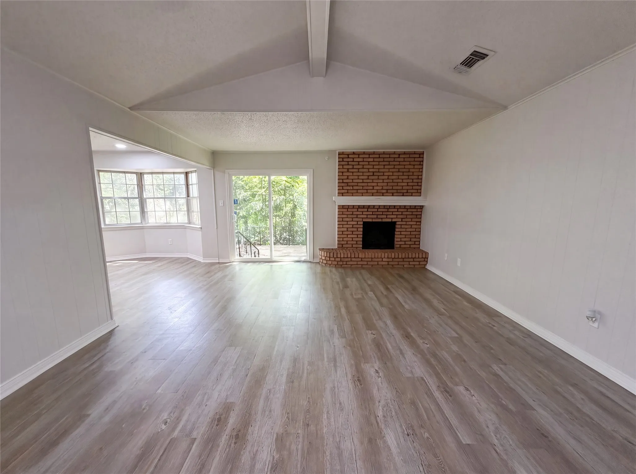 Single Family Residence For Sale in Dallas County , 304 Brook Hollow Drive, De Soto, Texas 75115, 3 Bedroom, 2 Bathroom, 2 Garage spaces, 1,542 Sqft, built in 1969, mls#21343298, Real Estate Agent in De Soto, Homes For Sale in Dallas county, Homes For Sale in De Soto, Realtor in De Soto Texas, Real Estate Brokerage Independent Realty Texas, Luminita Cordes Realtor