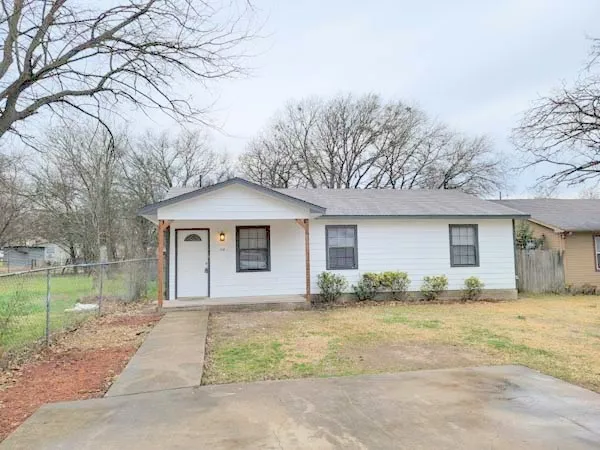 Single Family Residence For Rent in Ellis County , 114 Opal Street, Waxahachie, Texas 75165, 3 Bedroom, 1 Bathroom, Garage spaces, 1,088 Sqft, built in 1998, mls#21343417, Real Estate Agent in Waxahachie, Homes For Rent in Ellis county, Homes For Rent in Waxahachie, Realtor in Waxahachie Texas, Real Estate Brokerage Independent Realty Texas, Luminita Cordes Realtor