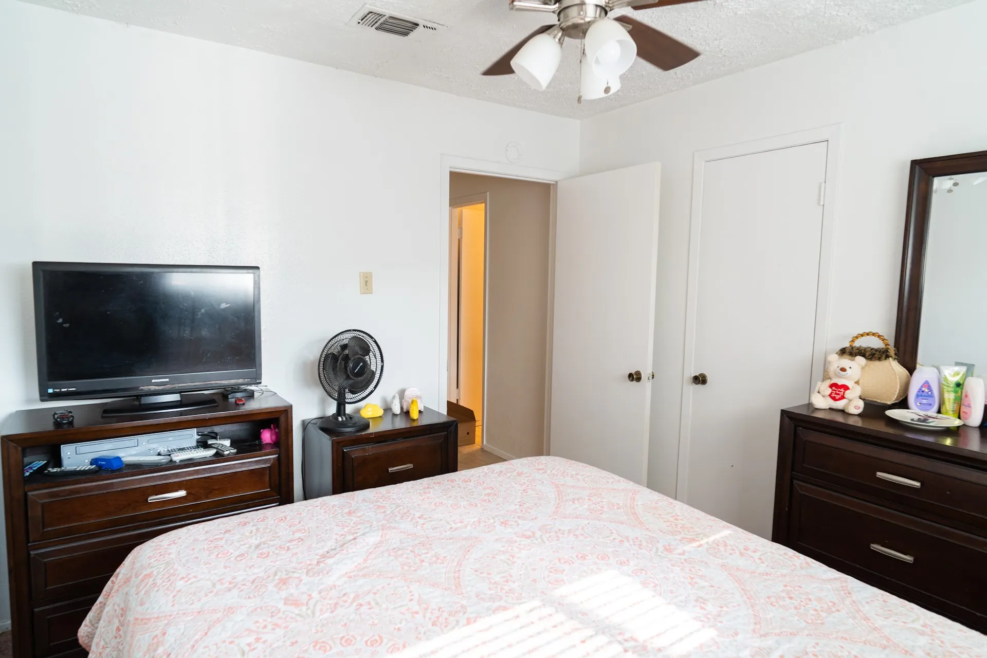 Townhouse For Sale in Dallas County , 27 W Townhouse Lane, Grand Prairie, Texas 75052, 2 Bedroom, 1 Bathroom, Garage spaces, 992 Sqft, built in 1971, Price $145,000, mls#21342797, Real Estate Agent in Grand Prairie, Homes For Sale in Dallas county, Homes For Sale in Grand Prairie, Realtor in Grand Prairie Texas, Real Estate Brokerage Independent Realty Texas, Luminita Cordes Realtor