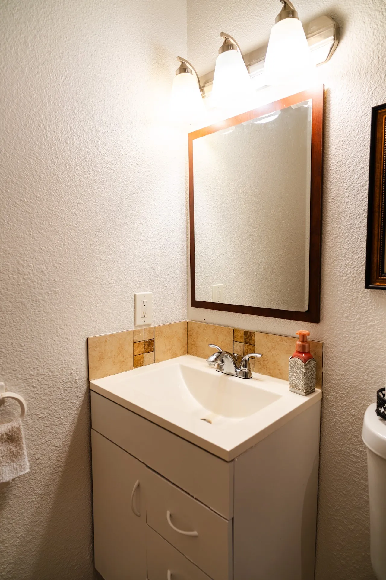 Townhouse For Sale in Dallas County , 27 W Townhouse Lane, Grand Prairie, Texas 75052, 2 Bedroom, 1 Bathroom, Garage spaces, 992 Sqft, built in 1971, Price $145,000, mls#21342797, Real Estate Agent in Grand Prairie, Homes For Sale in Dallas county, Homes For Sale in Grand Prairie, Realtor in Grand Prairie Texas, Real Estate Brokerage Independent Realty Texas, Luminita Cordes Realtor