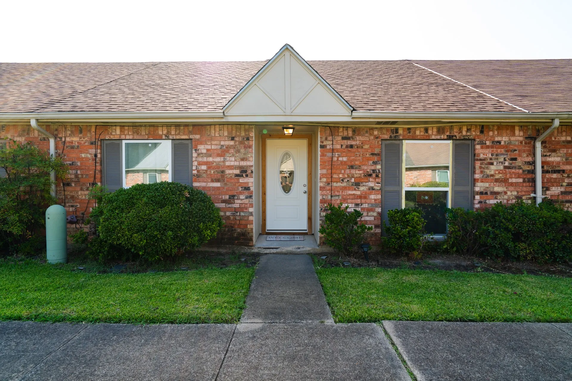 Townhouse For Sale in Dallas County , 27 W Townhouse Lane, Grand Prairie, Texas 75052, 2 Bedroom, 1 Bathroom, Garage spaces, 992 Sqft, built in 1971, Price $145,000, mls#21342797, Real Estate Agent in Grand Prairie, Homes For Sale in Dallas county, Homes For Sale in Grand Prairie, Realtor in Grand Prairie Texas, Real Estate Brokerage Independent Realty Texas, Luminita Cordes Realtor