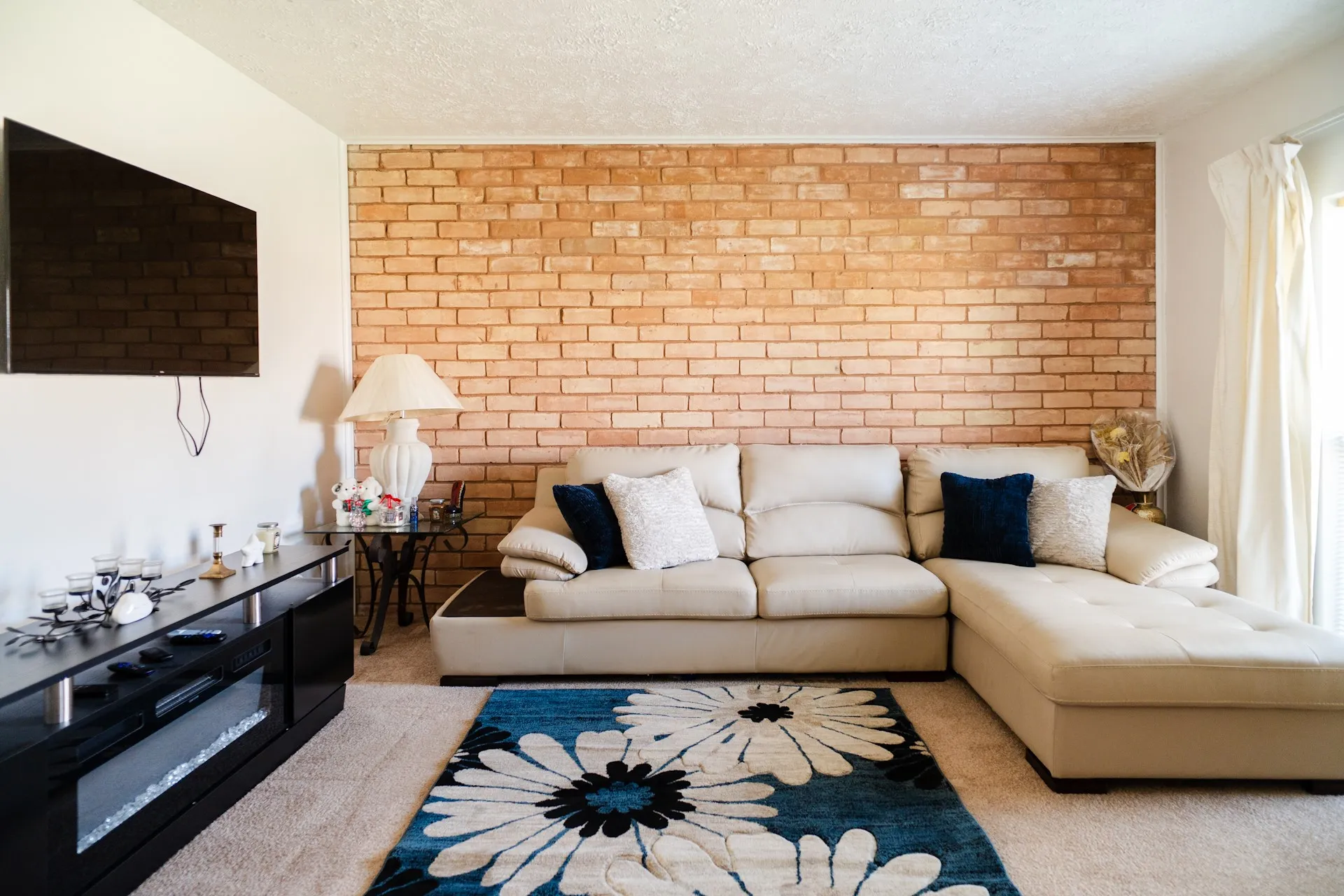 Townhouse For Sale in Dallas County , 27 W Townhouse Lane, Grand Prairie, Texas 75052, 2 Bedroom, 1 Bathroom, Garage spaces, 992 Sqft, built in 1971, Price $145,000, mls#21342797, Real Estate Agent in Grand Prairie, Homes For Sale in Dallas county, Homes For Sale in Grand Prairie, Realtor in Grand Prairie Texas, Real Estate Brokerage Independent Realty Texas, Luminita Cordes Realtor