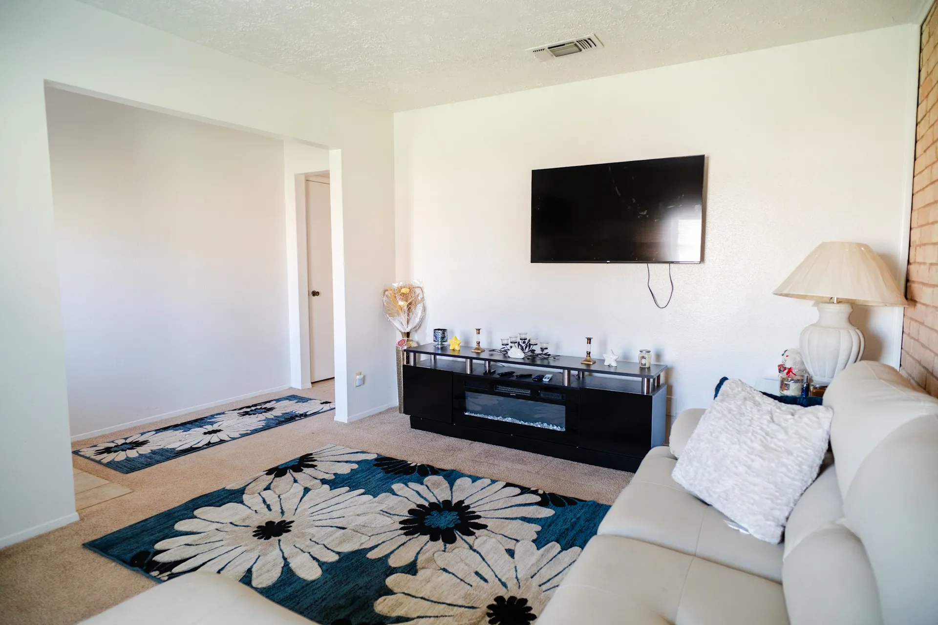 Townhouse For Sale in Dallas County , 27 W Townhouse Lane, Grand Prairie, Texas 75052, 2 Bedroom, 1 Bathroom, Garage spaces, 992 Sqft, built in 1971, Price $145,000, mls#21342797, Real Estate Agent in Grand Prairie, Homes For Sale in Dallas county, Homes For Sale in Grand Prairie, Realtor in Grand Prairie Texas, Real Estate Brokerage Independent Realty Texas, Luminita Cordes Realtor
