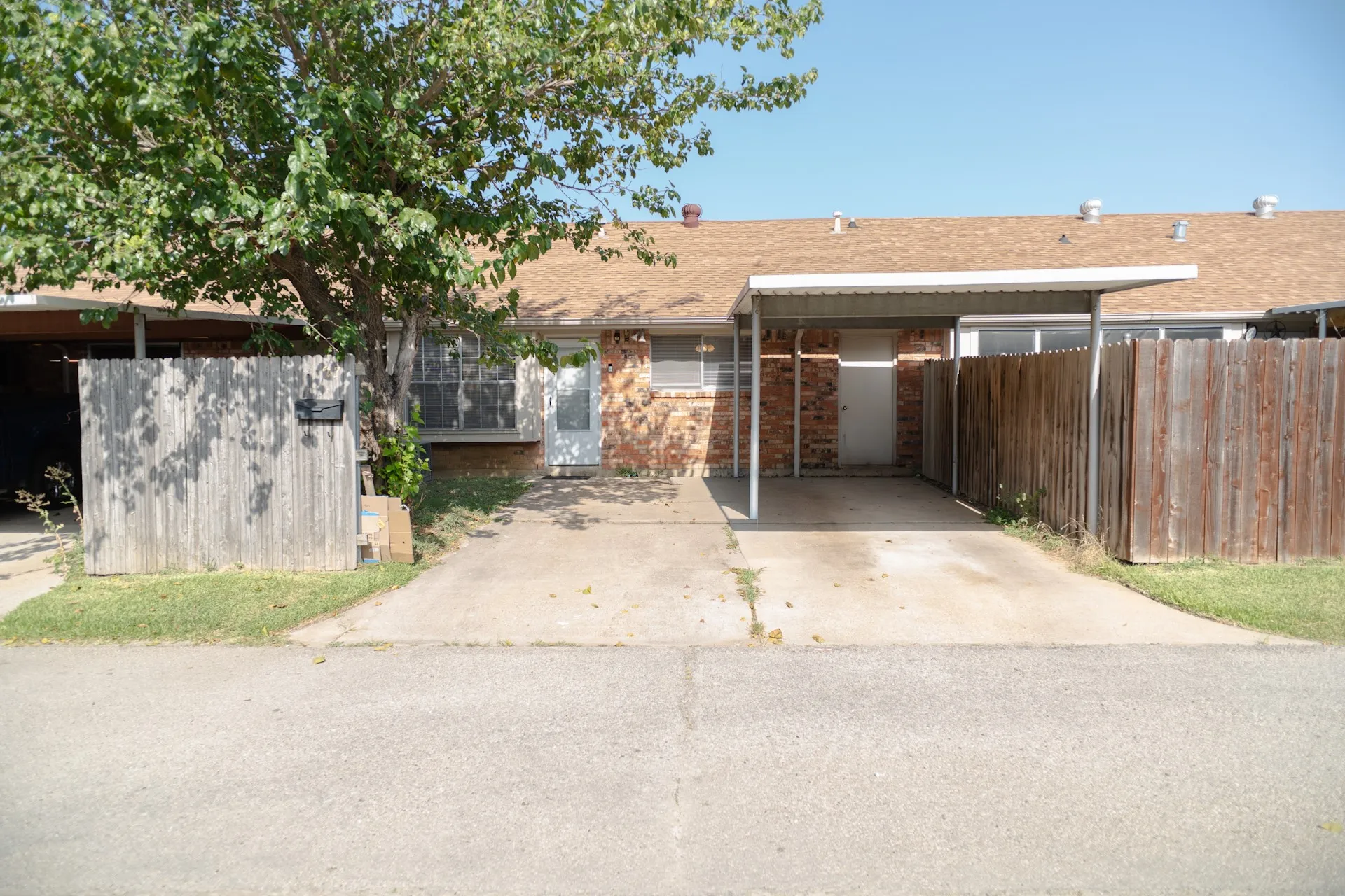 Townhouse For Sale in Dallas County , 27 W Townhouse Lane, Grand Prairie, Texas 75052, 2 Bedroom, 1 Bathroom, Garage spaces, 992 Sqft, built in 1971, Price $145,000, mls#21342797, Real Estate Agent in Grand Prairie, Homes For Sale in Dallas county, Homes For Sale in Grand Prairie, Realtor in Grand Prairie Texas, Real Estate Brokerage Independent Realty Texas, Luminita Cordes Realtor