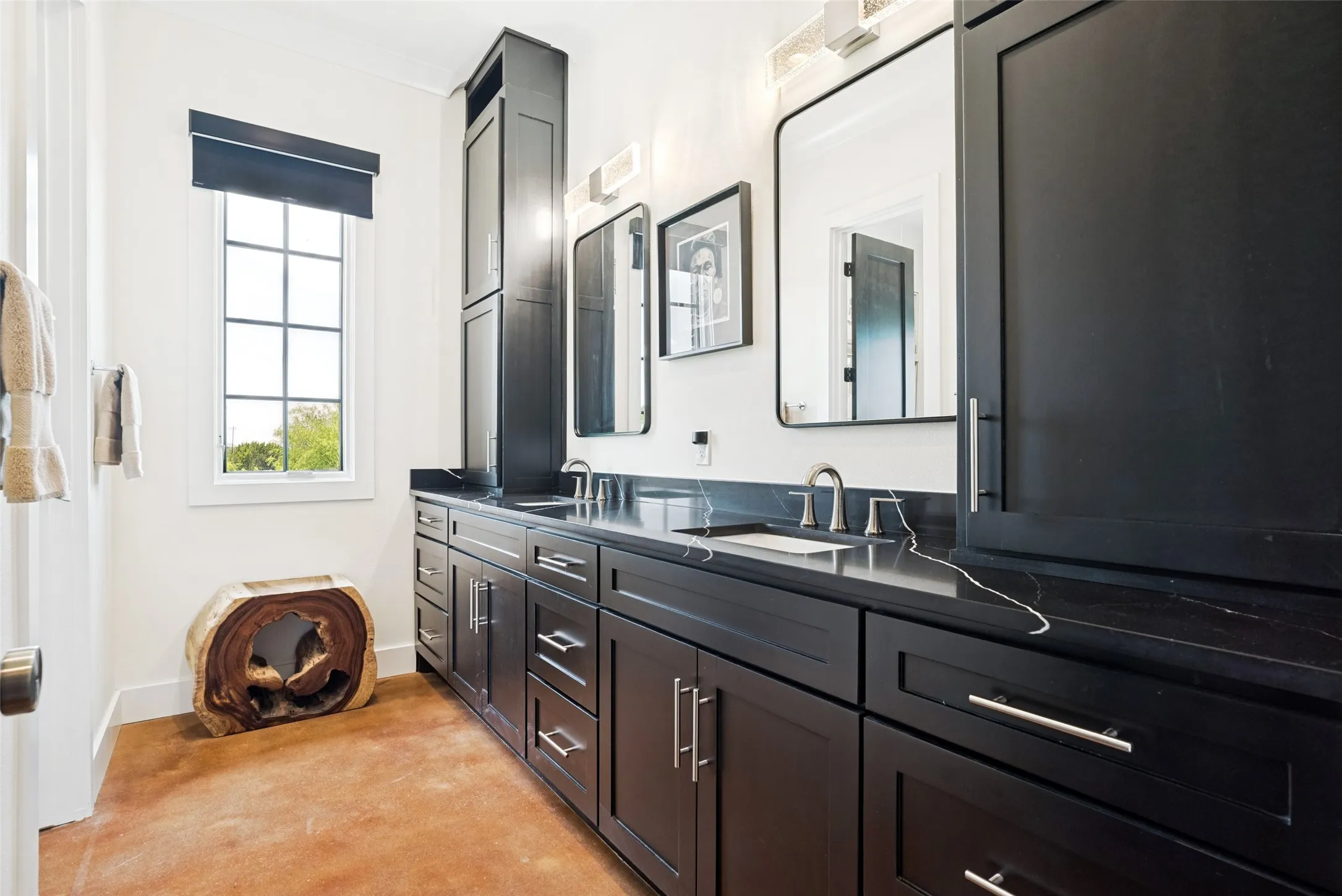 Dual sinks, uppers on each end