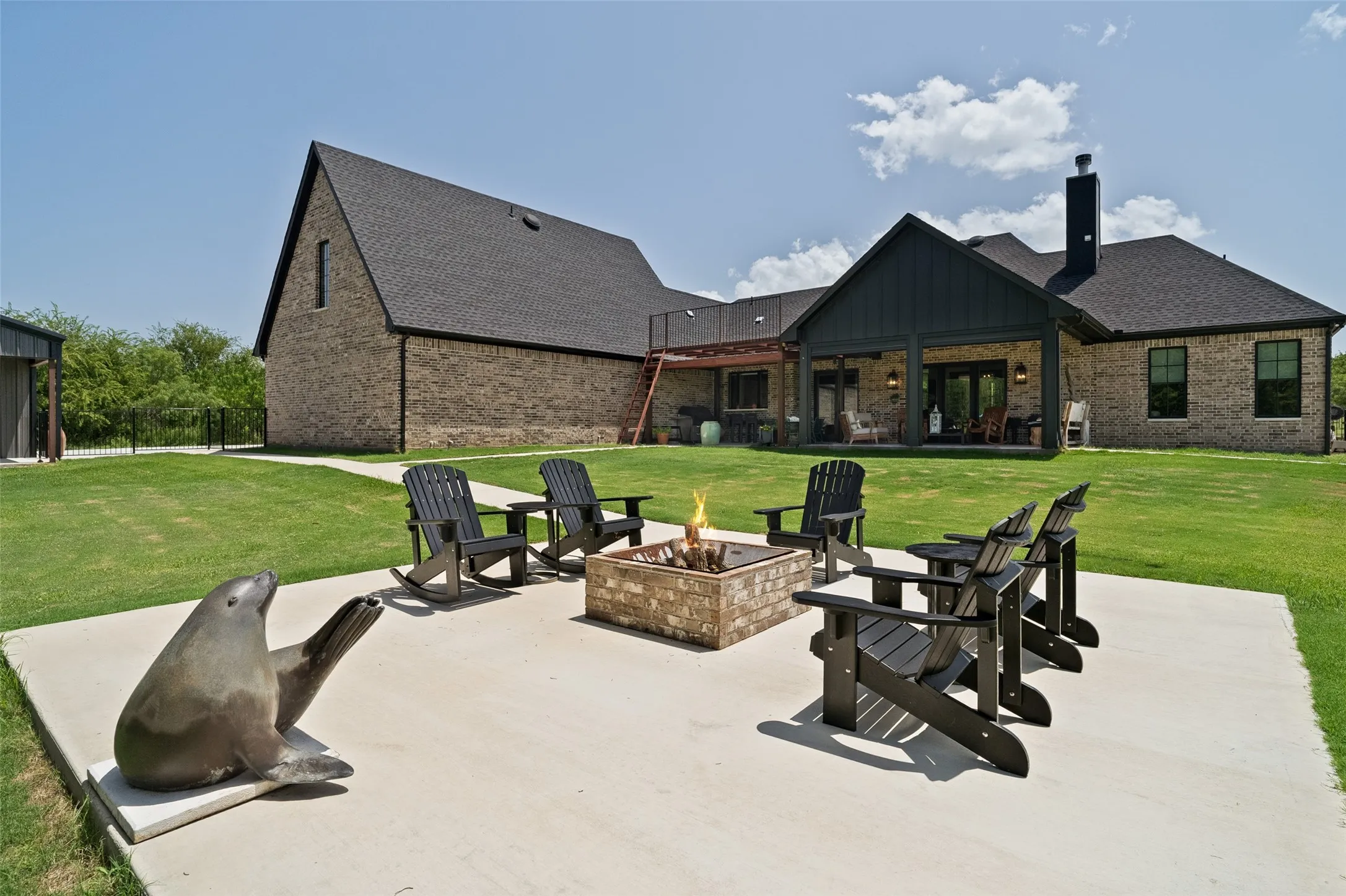 Firepit patio in fenced yard. Rooftop deck for sunning or star-gazing