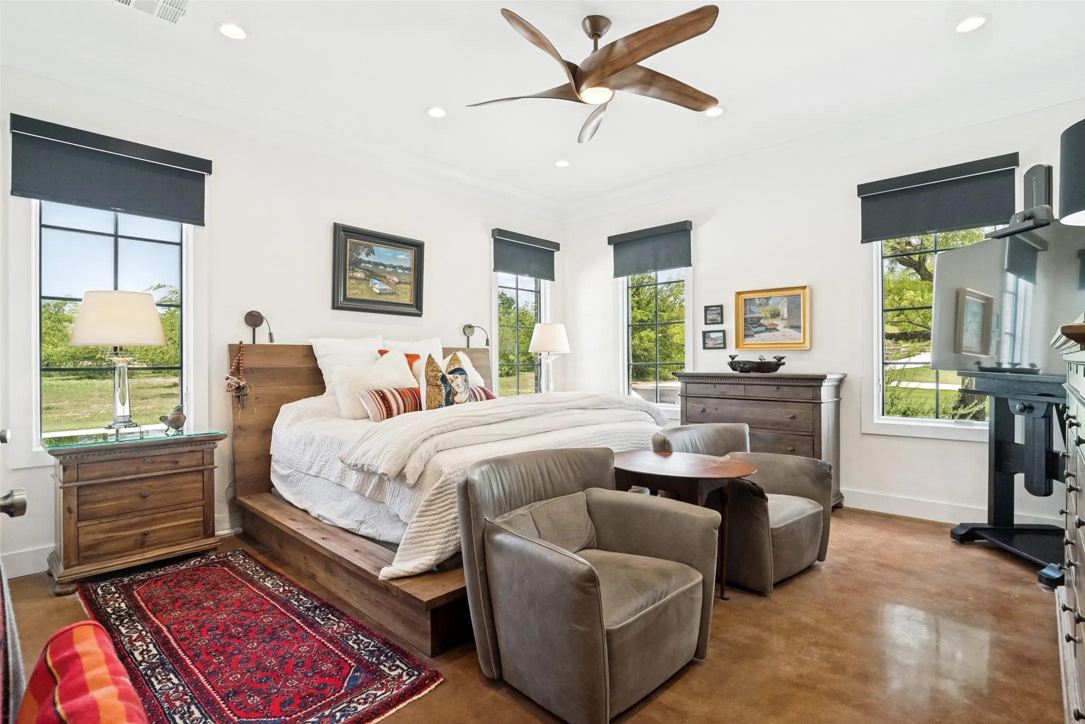 4 windows let in plenty of light, ceiling fan
