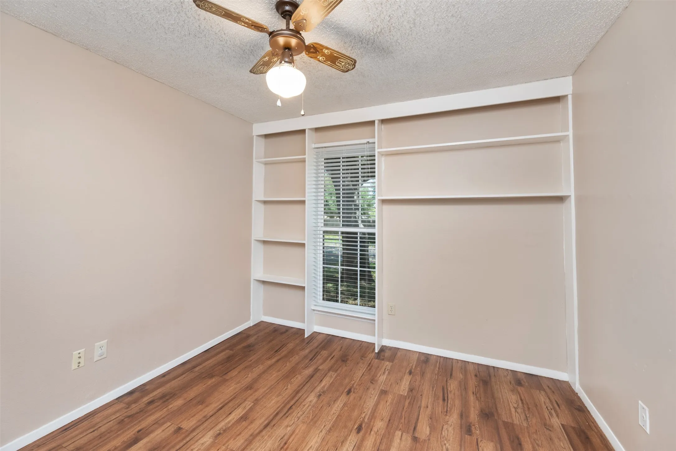 Single Family Residence For Rent in Collin County , 416 Lincoln Drive, Plano, Texas 75023, 3 Bedroom, 2 Bathroom, 2 Garage spaces, 2,056 Sqft, built in 1980, mls#21342329, Real Estate Agent in Plano, Homes For Rent in Collin county, Homes For Rent in Plano, Realtor in Plano Texas, Real Estate Brokerage Independent Realty Texas, Luminita Cordes Realtor