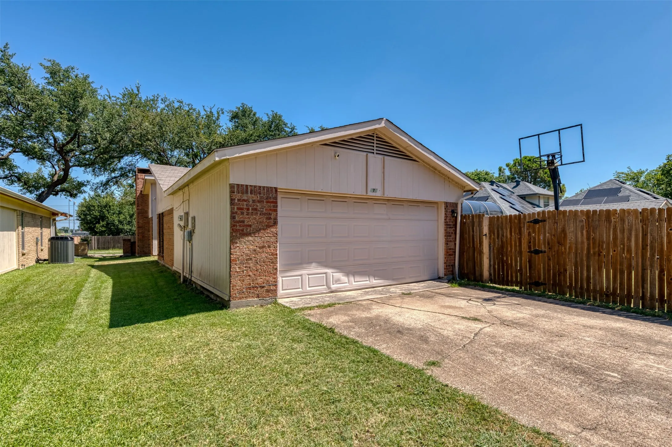 Single Family Residence For Rent in Collin County , 416 Lincoln Drive, Plano, Texas 75023, 3 Bedroom, 2 Bathroom, 2 Garage spaces, 2,056 Sqft, built in 1980, mls#21342329, Real Estate Agent in Plano, Homes For Rent in Collin county, Homes For Rent in Plano, Realtor in Plano Texas, Real Estate Brokerage Independent Realty Texas, Luminita Cordes Realtor