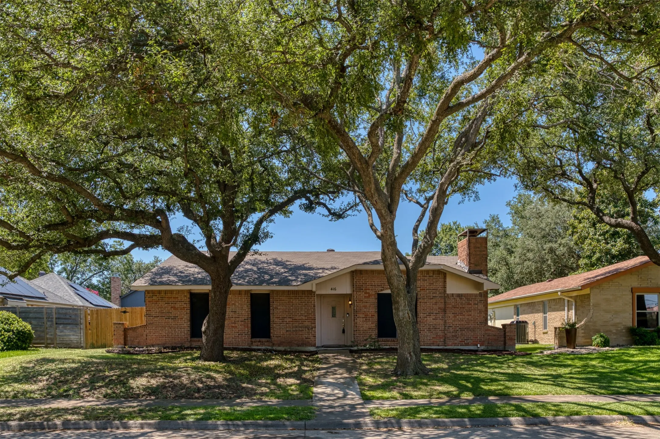 Single Family Residence For Rent in Collin County , 416 Lincoln Drive, Plano, Texas 75023, 3 Bedroom, 2 Bathroom, 2 Garage spaces, 2,056 Sqft, built in 1980, mls#21342329, Real Estate Agent in Plano, Homes For Rent in Collin county, Homes For Rent in Plano, Realtor in Plano Texas, Real Estate Brokerage Independent Realty Texas, Luminita Cordes Realtor