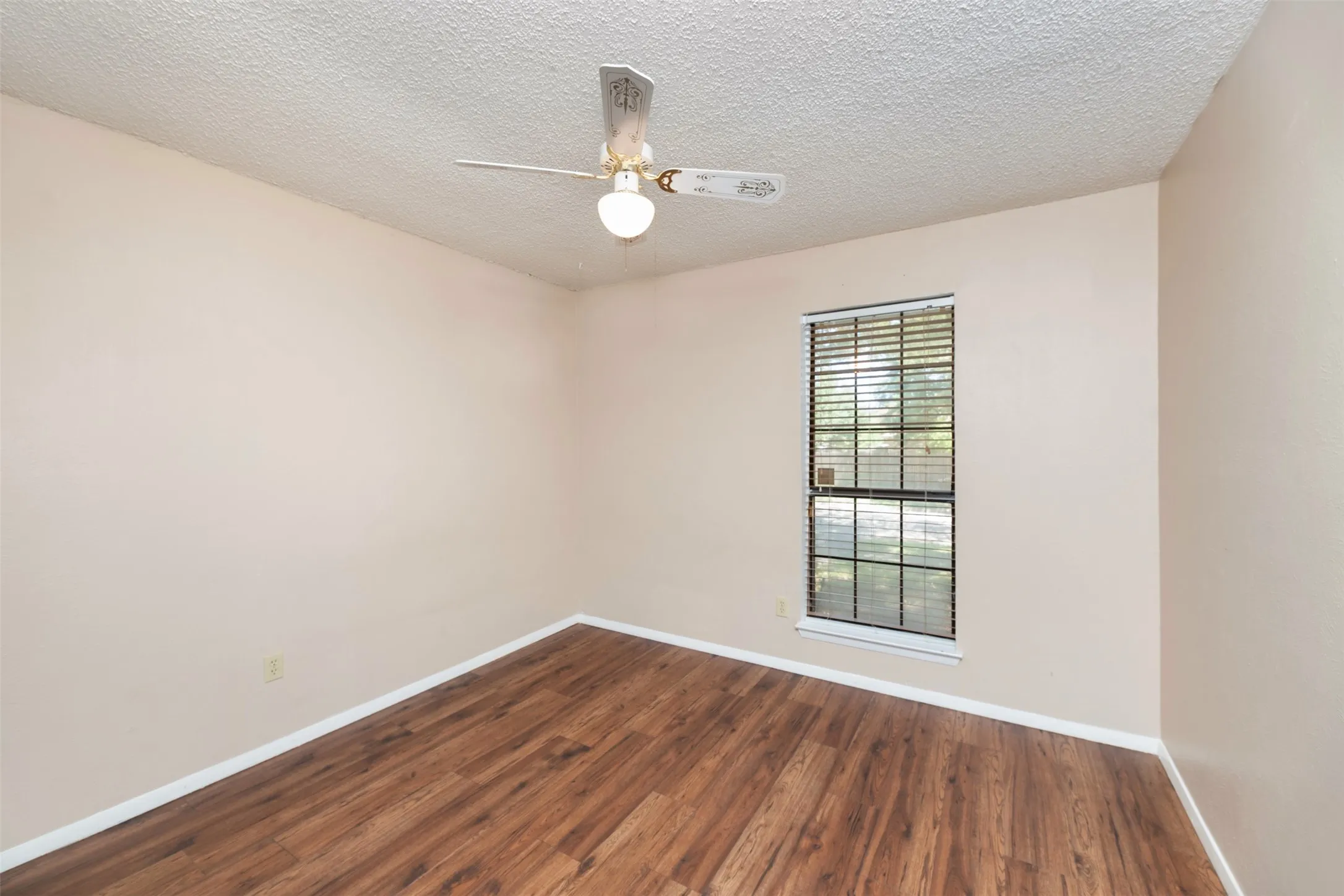 Single Family Residence For Rent in Collin County , 416 Lincoln Drive, Plano, Texas 75023, 3 Bedroom, 2 Bathroom, 2 Garage spaces, 2,056 Sqft, built in 1980, mls#21342329, Real Estate Agent in Plano, Homes For Rent in Collin county, Homes For Rent in Plano, Realtor in Plano Texas, Real Estate Brokerage Independent Realty Texas, Luminita Cordes Realtor
