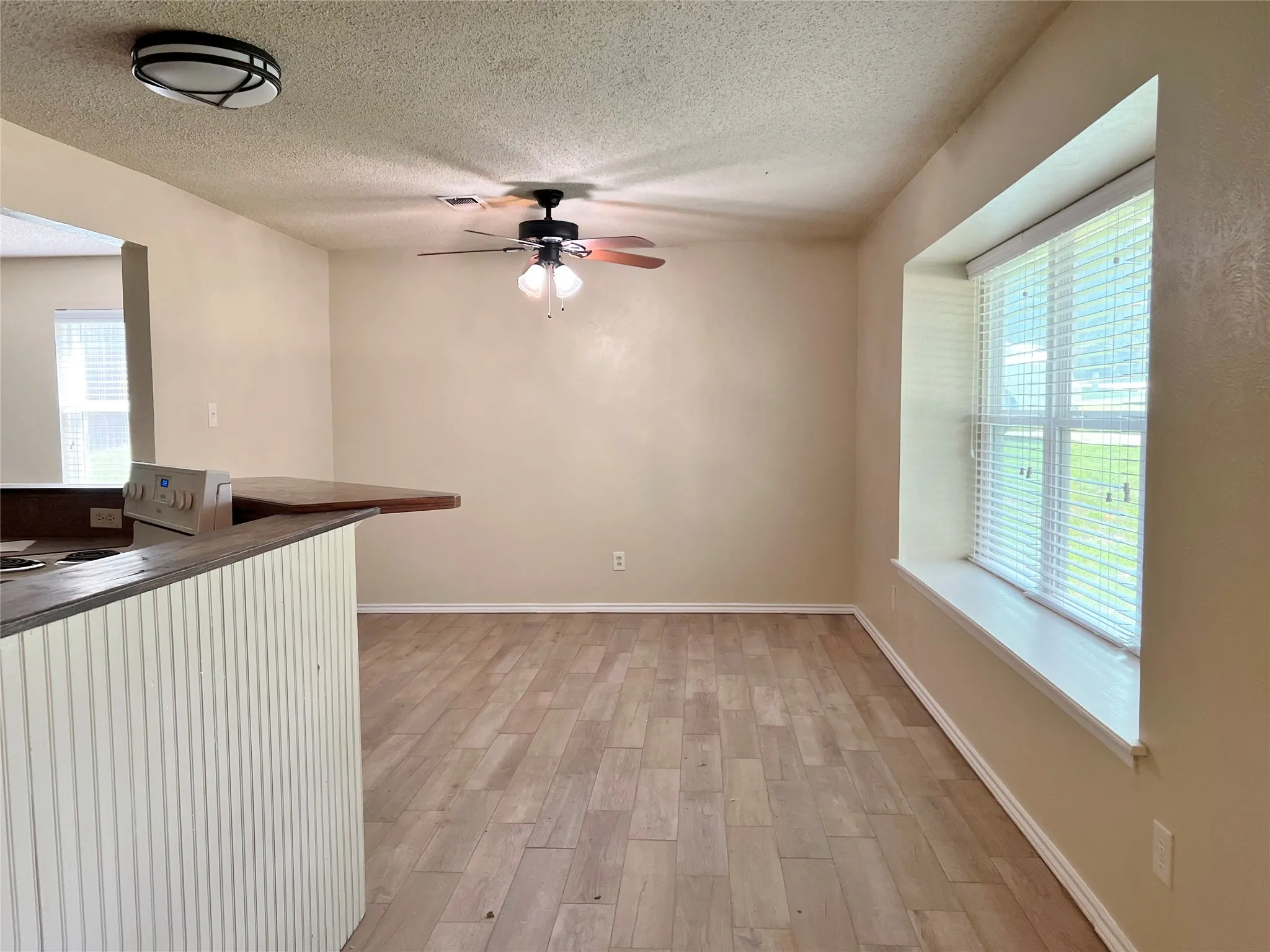 Single Family Residence For Rent in Ellis County , 508 Trail Lake Place, Midlothian, Texas 76065, 4 Bedroom, 2 Bathroom, 2 Garage spaces, 1,988 Sqft, built in 1973, mls#21343443, Real Estate Agent in Midlothian, Homes For Rent in Ellis county, Homes For Rent in Midlothian, Realtor in Midlothian Texas, Real Estate Brokerage Independent Realty Texas, Luminita Cordes Realtor